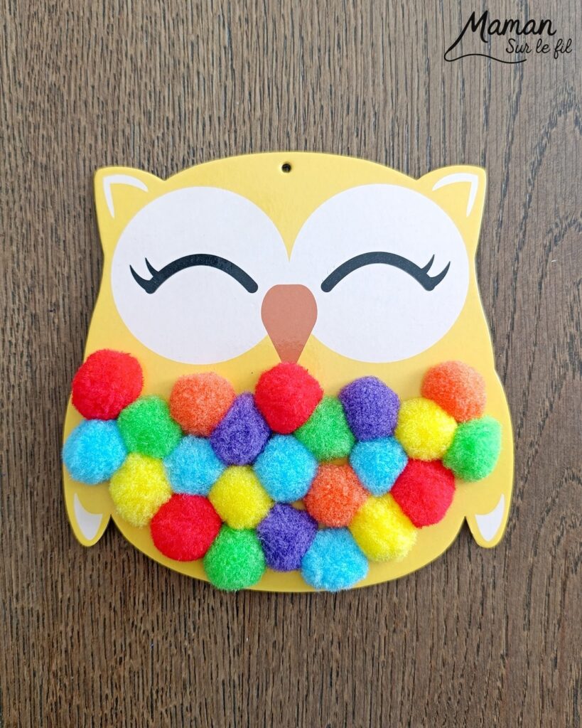 Kit Hiboux et pompons : activité créative et manuelle enfants - Le kit créatif vient de chez 10 Doigts - Il est tout compris et comprend le nécessaire pour créer 6 hiboux multicolores à suspendre - Motricité fine pour insérer les pompons - Bricolage et décoration DIY - Bricolage Fait maison, décoration - Kit tout compris - Thème Automne, animaux de la forêt, des bois, hiboux et chouettes, oiseaux - Bricolage sympa et facile - Arts visuels Maternelle et cycle 2 - Maternelle et élémentaire - Créativité - Cycle 1 ou 2 - tutoriel photos - mslf