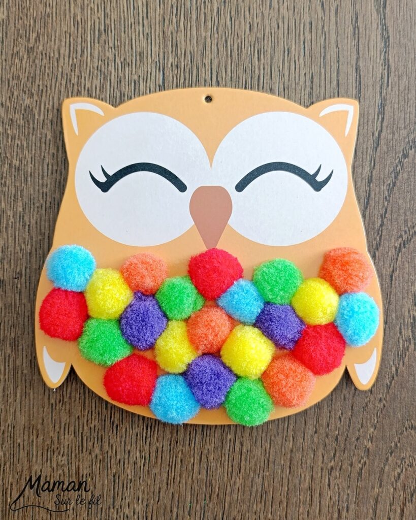 Kit Hiboux et pompons : activité créative et manuelle enfants - Le kit créatif vient de chez 10 Doigts - Il est tout compris et comprend le nécessaire pour créer 6 hiboux multicolores à suspendre - Motricité fine pour insérer les pompons - Bricolage et décoration DIY - Bricolage Fait maison, décoration - Kit tout compris - Thème Automne, animaux de la forêt, des bois, hiboux et chouettes, oiseaux - Bricolage sympa et facile - Arts visuels Maternelle et cycle 2 - Maternelle et élémentaire - Créativité - Cycle 1 ou 2 - tutoriel photos - mslf