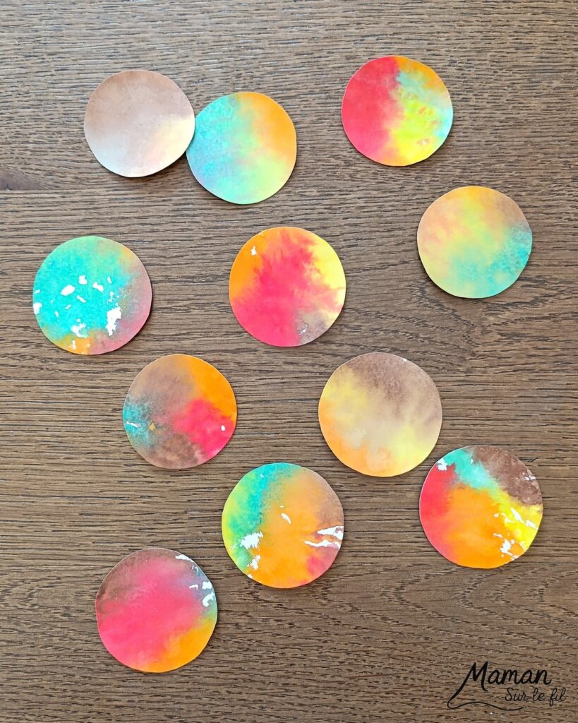 Créer des petits oiseaux d'automne avec la technique des feutres et du papier aluminium : activité créative, peinture et manuelle enfants - Oiseaux ou canards automnaux avec cercles de papier - Couleurs avec feutres sur aluminium et eau - Technique au rendu joli - Cercles, géométrie, découpage, collage - Perforatrice - Land art avec collage d'une branche - Dessin - Couleurs automnales - Bricolage DIY facile et rapide - Thème automne, animaux de la forêt, des bois, oiseaux, nature - Décoration DIY - Bricolage et décoration sympa et facile - Arts visuels maternelle et élémentaire - Cycles 1 et 2 - Créativité - tutoriel photos et vidéo - mslf