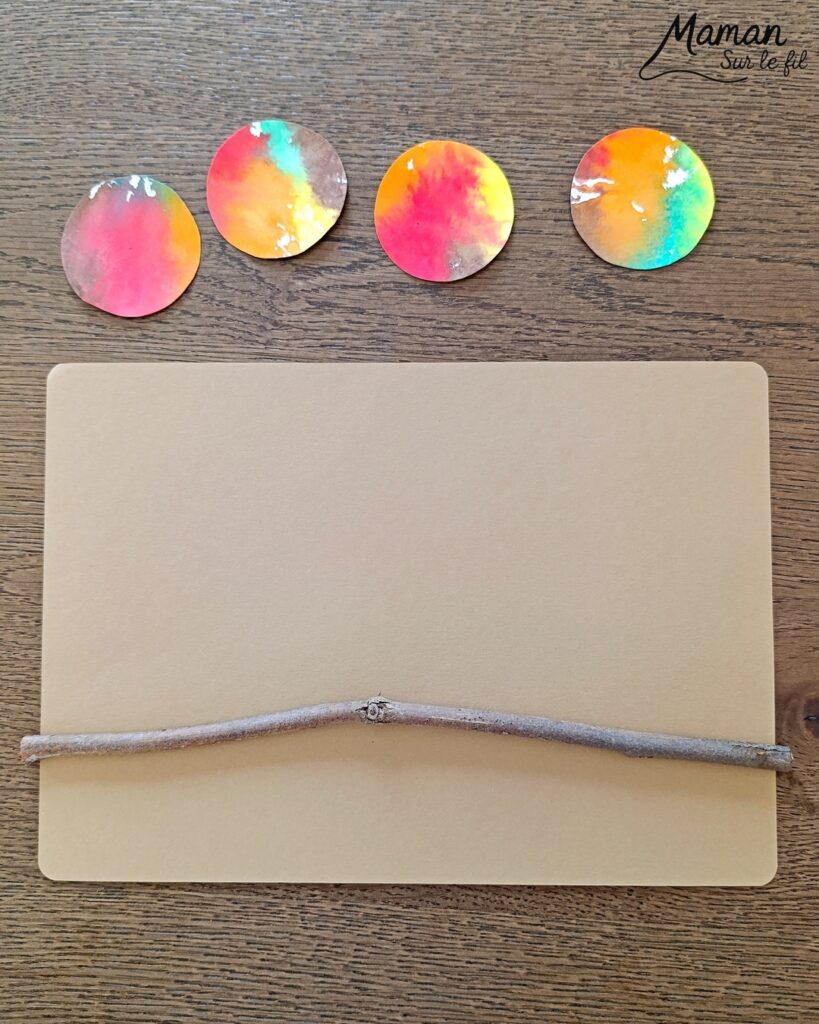 Créer des petits oiseaux d'automne avec la technique des feutres et du papier aluminium : activité créative, peinture et manuelle enfants - Oiseaux ou canards automnaux avec cercles de papier - Couleurs avec feutres sur aluminium et eau - Technique au rendu joli - Cercles, géométrie, découpage, collage - Perforatrice - Land art avec collage d'une branche - Dessin - Couleurs automnales - Bricolage DIY facile et rapide - Thème automne, animaux de la forêt, des bois, oiseaux, nature - Décoration DIY - Bricolage et décoration sympa et facile - Arts visuels maternelle et élémentaire - Cycles 1 et 2 - Créativité - tutoriel photos et vidéo - mslf