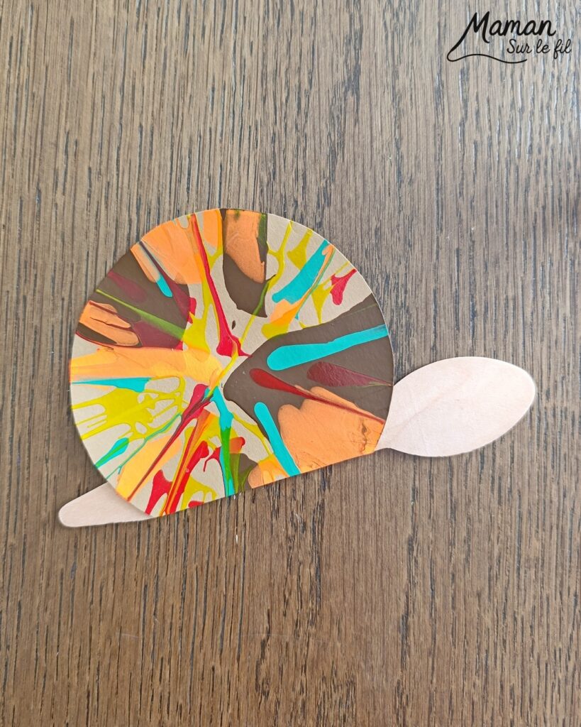 Peindre des escargots d'automne à l'essoreuse à salade : activité créative, peinture, récup' et manuelle enfants - Technique de peinture rigolote et recyclage, surcyclage de cuillères en bois - Coquilles peintes à l'essoreuse - Corps, tête et queue avec cuillères - Antennes et yeux avec fils chenille et perles - Géométrie, utilisation du compas, découpage - Couleurs automnales - Bricolage DIY facile et rapide - Thème automne, animaux de la forêt, des bois, insectes et autres petites bêtes - Décoration DIY - Bricolage et décoration sympa et facile - Arts visuels maternelle et élémentaire - Cycles 1 et 2 - Créativité - tutoriel photos - mslf