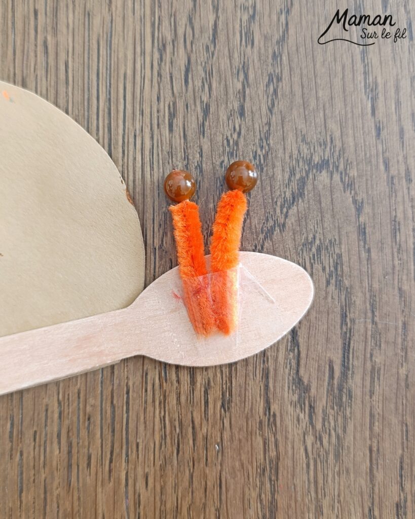 Peindre des escargots d'automne à l'essoreuse à salade : activité créative, peinture, récup' et manuelle enfants - Technique de peinture rigolote et recyclage, surcyclage de cuillères en bois - Coquilles peintes à l'essoreuse - Corps, tête et queue avec cuillères - Antennes et yeux avec fils chenille et perles - Géométrie, utilisation du compas, découpage - Couleurs automnales - Bricolage DIY facile et rapide - Thème automne, animaux de la forêt, des bois, insectes et autres petites bêtes - Décoration DIY - Bricolage et décoration sympa et facile - Arts visuels maternelle et élémentaire - Cycles 1 et 2 - Créativité - tutoriel photos - mslf