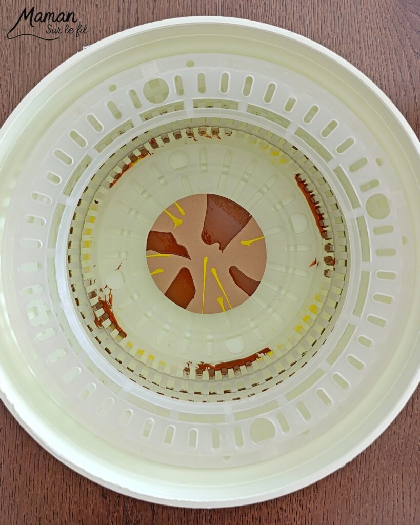 Peindre des escargots d'automne à l'essoreuse à salade : activité créative, peinture, récup' et manuelle enfants - Technique de peinture rigolote et recyclage, surcyclage de cuillères en bois - Coquilles peintes à l'essoreuse - Corps, tête et queue avec cuillères - Antennes et yeux avec fils chenille et perles - Géométrie, utilisation du compas, découpage - Couleurs automnales - Bricolage DIY facile et rapide - Thème automne, animaux de la forêt, des bois, insectes et autres petites bêtes - Décoration DIY - Bricolage et décoration sympa et facile - Arts visuels maternelle et élémentaire - Cycles 1 et 2 - Créativité - tutoriel photos - mslf
