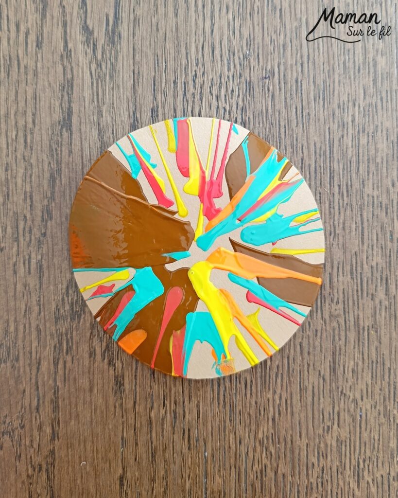 Peindre des escargots d'automne à l'essoreuse à salade : activité créative, peinture, récup' et manuelle enfants - Technique de peinture rigolote et recyclage, surcyclage de cuillères en bois - Coquilles peintes à l'essoreuse - Corps, tête et queue avec cuillères - Antennes et yeux avec fils chenille et perles - Géométrie, utilisation du compas, découpage - Couleurs automnales - Bricolage DIY facile et rapide - Thème automne, animaux de la forêt, des bois, insectes et autres petites bêtes - Décoration DIY - Bricolage et décoration sympa et facile - Arts visuels maternelle et élémentaire - Cycles 1 et 2 - Créativité - tutoriel photos - mslf