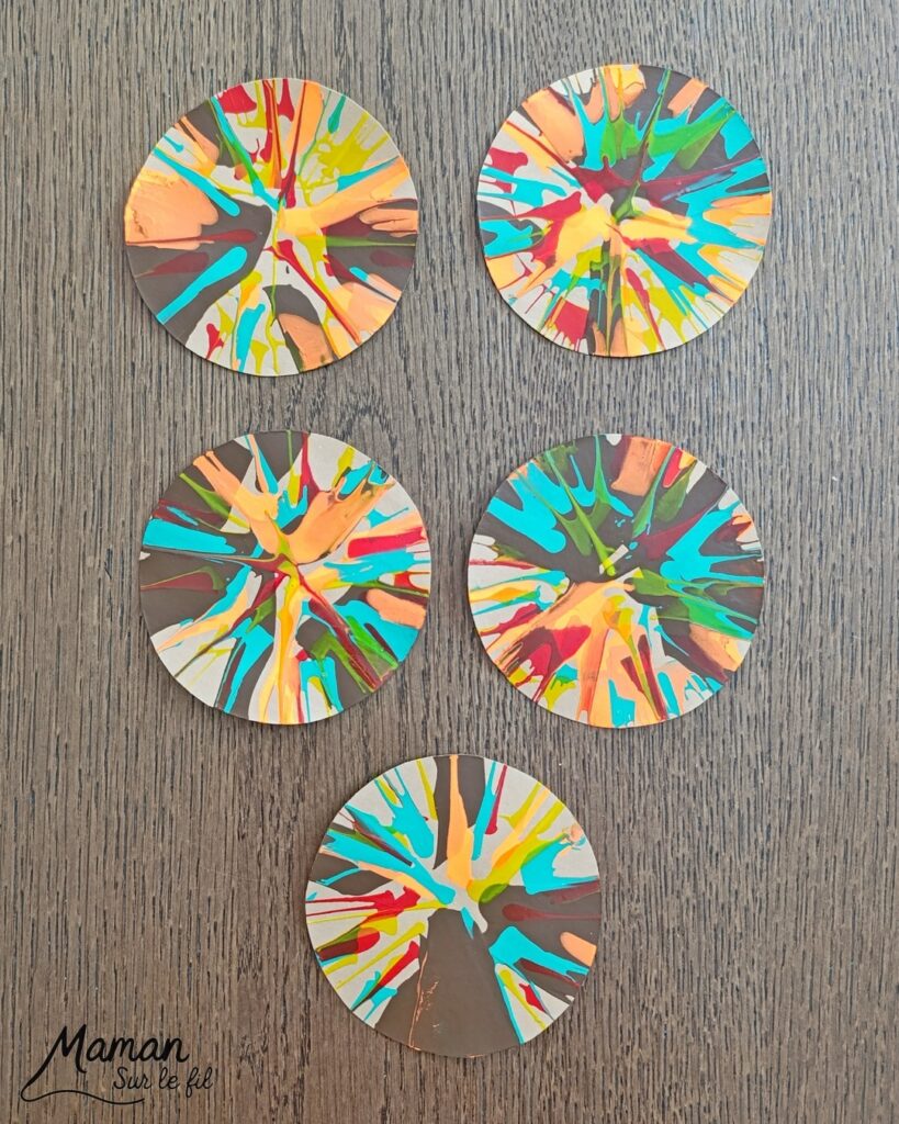 Peindre des escargots d'automne à l'essoreuse à salade : activité créative, peinture, récup' et manuelle enfants - Technique de peinture rigolote et recyclage, surcyclage de cuillères en bois - Coquilles peintes à l'essoreuse - Corps, tête et queue avec cuillères - Antennes et yeux avec fils chenille et perles - Géométrie, utilisation du compas, découpage - Couleurs automnales - Bricolage DIY facile et rapide - Thème automne, animaux de la forêt, des bois, insectes et autres petites bêtes - Décoration DIY - Bricolage et décoration sympa et facile - Arts visuels maternelle et élémentaire - Cycles 1 et 2 - Créativité - tutoriel photos - mslf