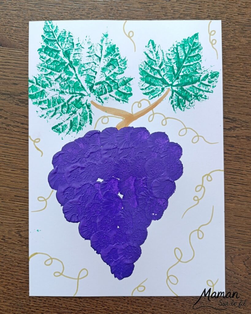 Peindre une grappe de raisin avec des empreintes de feuilles et des pompons : activité créative, peinture et manuelle enfants - Land art, art nature avec empreintes de feuilles de vigne - Dessin - Grains de raisin peints avec un pompon et une pince à linge - Dessin des reflets des grains et graphismes - Bricolage DIY facile et rapide - Thème automne, raisins, fruits et légumes, potager - Décoration DIY - Bricolage et décoration sympa et facile - Arts visuels maternelle et élémentaire - Cycles 1 et 2 - Créativité - tutoriel photos et vidéo - mslf