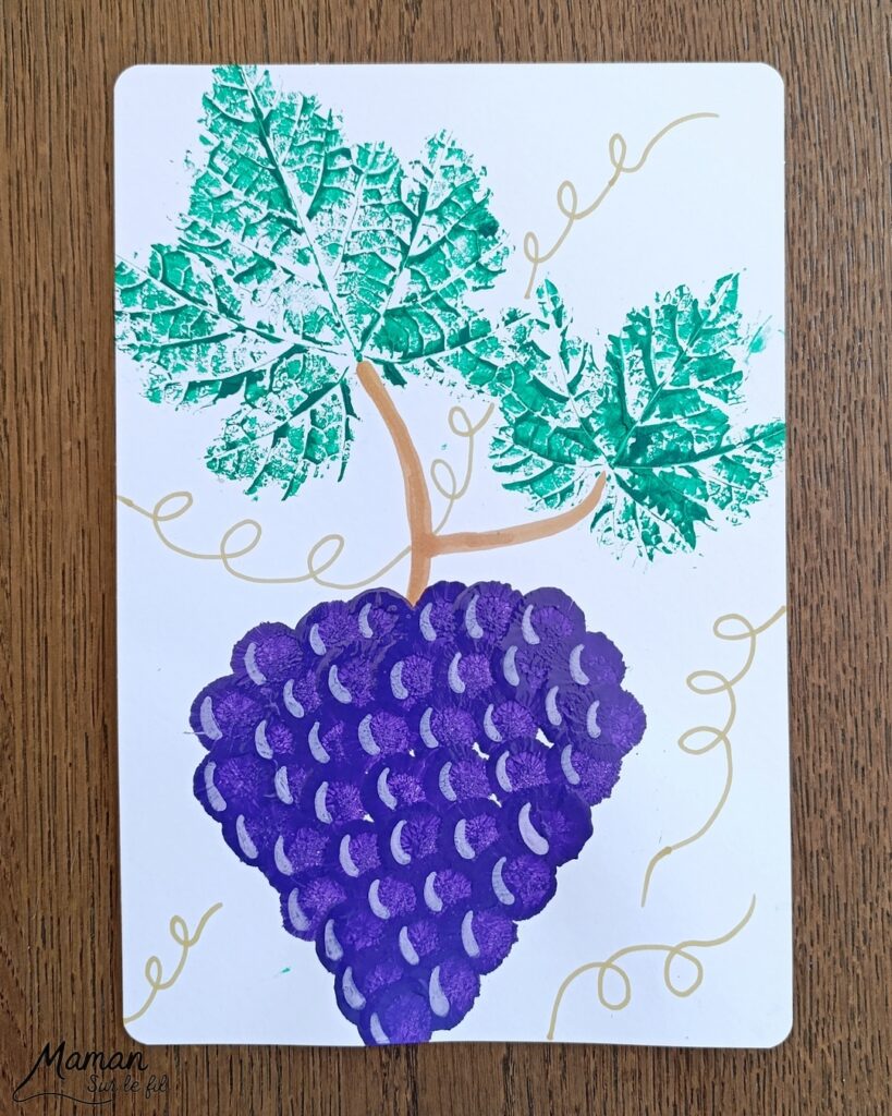 Peindre une grappe de raisin avec des empreintes de feuilles et des pompons : activité créative, peinture et manuelle enfants - Land art, art nature avec empreintes de feuilles de vigne - Dessin - Grains de raisin peints avec un pompon et une pince à linge - Dessin des reflets des grains et graphismes - Bricolage DIY facile et rapide - Thème automne, raisins, fruits et légumes, potager - Décoration DIY - Bricolage et décoration sympa et facile - Arts visuels maternelle et élémentaire - Cycles 1 et 2 - Créativité - tutoriel photos et vidéo - mslf