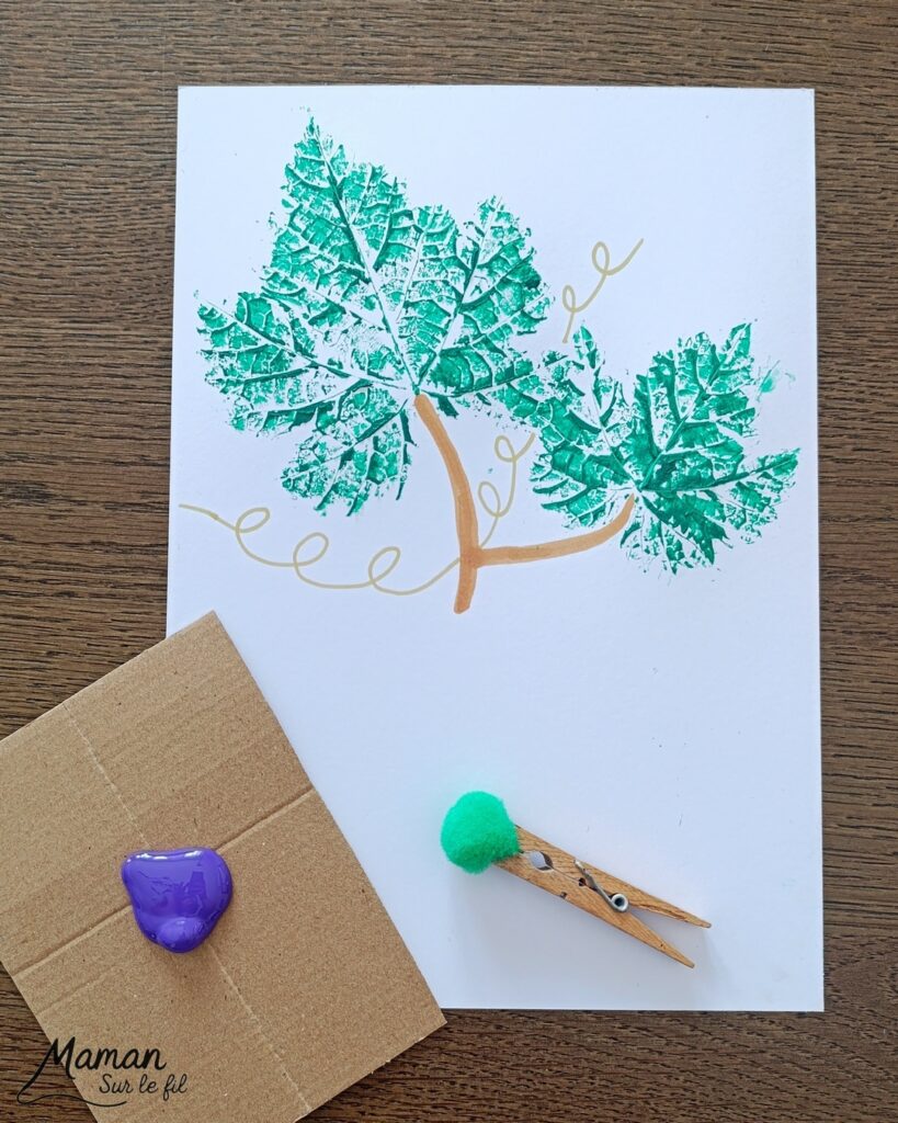 Peindre une grappe de raisin avec des empreintes de feuilles et des pompons : activité créative, peinture et manuelle enfants - Land art, art nature avec empreintes de feuilles de vigne - Dessin - Grains de raisin peints avec un pompon et une pince à linge - Dessin des reflets des grains et graphismes - Bricolage DIY facile et rapide - Thème automne, raisins, fruits et légumes, potager - Décoration DIY - Bricolage et décoration sympa et facile - Arts visuels maternelle et élémentaire - Cycles 1 et 2 - Créativité - tutoriel photos et vidéo - mslf