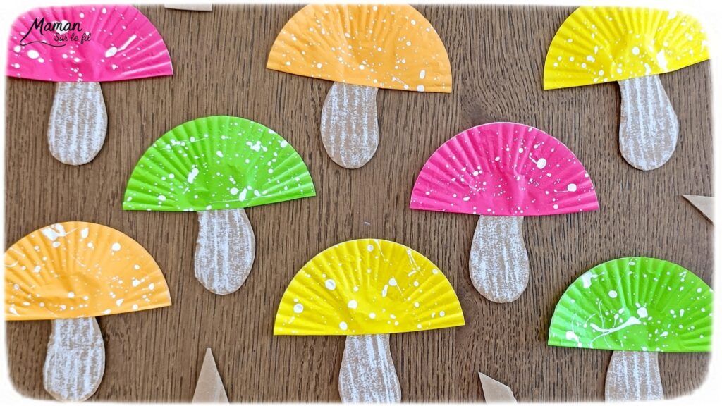 Fabriquer des champignons colorés avec des caissettes à cupcakes et du carton : activité créative, récup' et manuelle enfants - Recyclage, surcyclage de carton - Peinture blanche éclaboussée à la façon de Jackson Pollock pour les tâches du chapeau - Pastel à l'huile blanc frotté sur le carton pour le pied du champignon - - Couleurs automnales - Bricolage DIY facile et rapide - Thème automne, forêt, bois, champignons, aliments d'automne - Décoration DIY - Bricolage et décoration sympa et facile - Arts visuels maternelle et élémentaire - Cycles 1 et 2 - Créativité - tutoriel photos - mslf