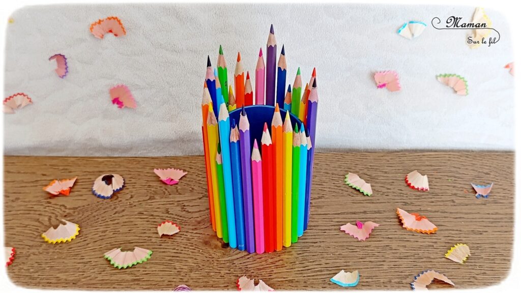 Fabriquer un pot à crayons avec des crayons aux couleurs de l'arc-en-ciel, pour la rentrée scolaire : activité créative, récup' et manuelle enfants - Récup', de vieux crayons de couleur arc-en-ciel et d'un vieux pot à crayons - Recyclage, récup', surcyclage - Collage - Bricolage DIY facile et rapide - Thème école, rentrée scolaire, matériel, crayons de couleur - Décoration DIY pour le bureau - Bricolage et décoration sympa et facile - Arts visuels maternelle et élémentaire - Cycles 1 et 2 - Créativité - tutoriel photos - mslf