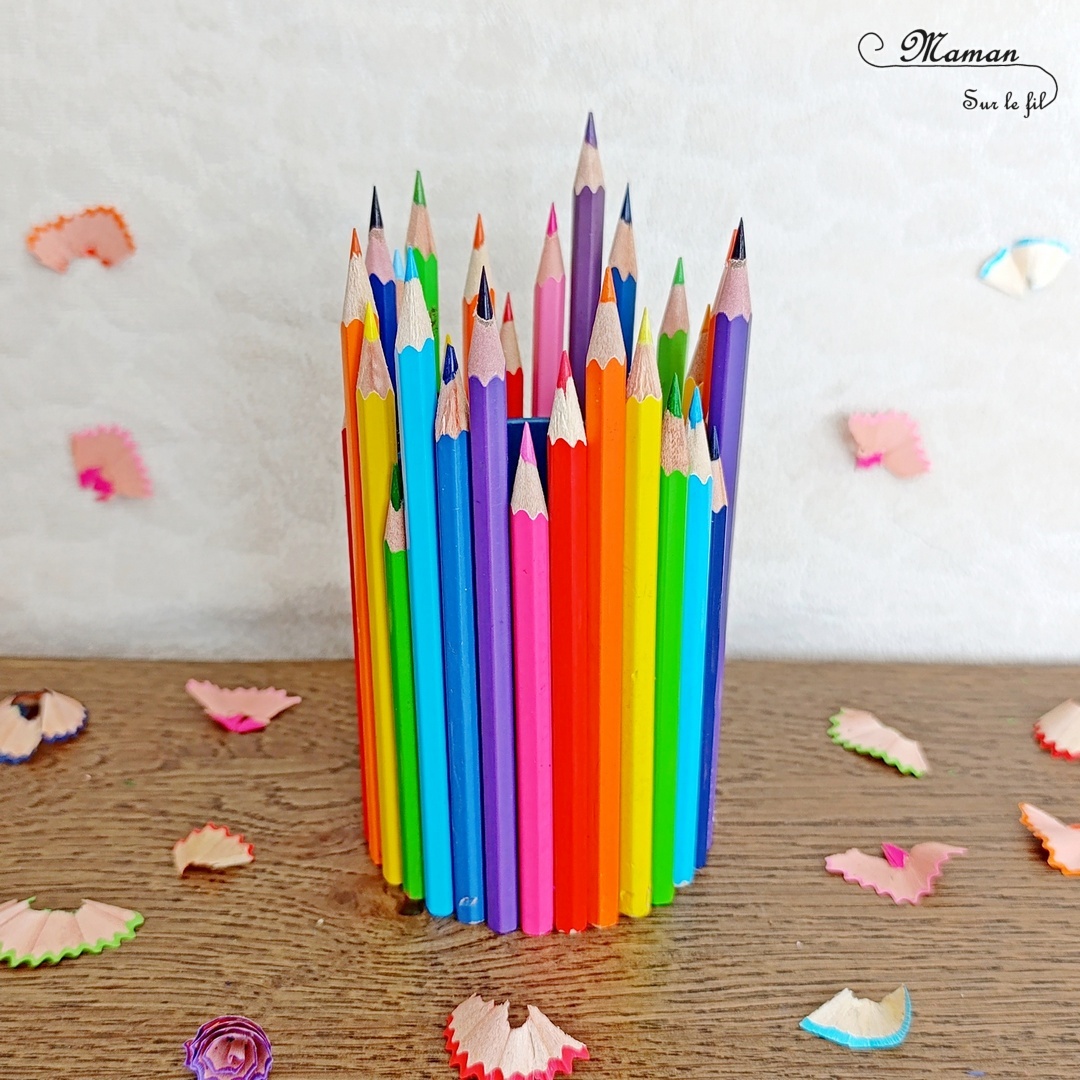 Fabriquer un pot à crayons avec des crayons aux couleurs de l'arc-en-ciel, pour la rentrée scolaire : activité créative, récup' et manuelle enfants - Récup', de vieux crayons de couleur arc-en-ciel et d'un vieux pot à crayons - Recyclage, récup', surcyclage - Collage - Bricolage DIY facile et rapide - Thème école, rentrée scolaire, matériel, crayons de couleur - Décoration DIY pour le bureau - Bricolage et décoration sympa et facile - Arts visuels maternelle et élémentaire - Cycles 1 et 2 - Créativité - tutoriel photos - mslf