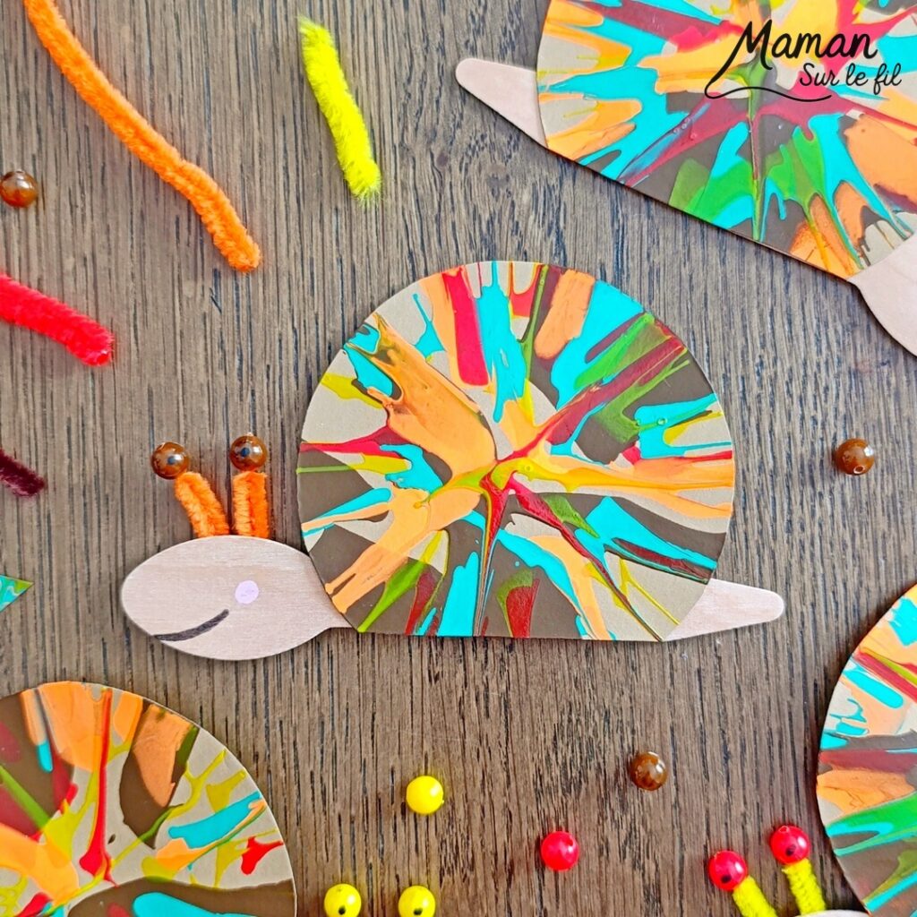 Peindre des escargots d'automne à l'essoreuse à salade : activité créative, peinture, récup' et manuelle enfants - Technique de peinture rigolote et recyclage, surcyclage de cuillères en bois - Coquilles peintes à l'essoreuse - Corps, tête et queue avec cuillères - Antennes et yeux avec fils chenille et perles - Géométrie, utilisation du compas, découpage - Couleurs automnales - Bricolage DIY facile et rapide - Thème automne, animaux de la forêt, des bois, insectes et autres petites bêtes - Décoration DIY - Bricolage et décoration sympa et facile - Arts visuels maternelle et élémentaire - Cycles 1 et 2 - Créativité - tutoriel photos - mslf