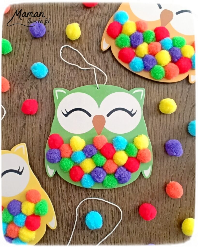 Kit Hiboux et pompons : activité créative et manuelle enfants - Le kit créatif vient de chez 10 Doigts - Il est tout compris et comprend le nécessaire pour créer 6 hiboux multicolores à suspendre - Motricité fine pour insérer les pompons - Bricolage et décoration DIY - Bricolage Fait maison, décoration - Kit tout compris - Thème Automne, animaux de la forêt, des bois, hiboux et chouettes, oiseaux - Bricolage sympa et facile - Arts visuels Maternelle et cycle 2 - Maternelle et élémentaire - Créativité - Cycle 1 ou 2 - tutoriel photos - mslf