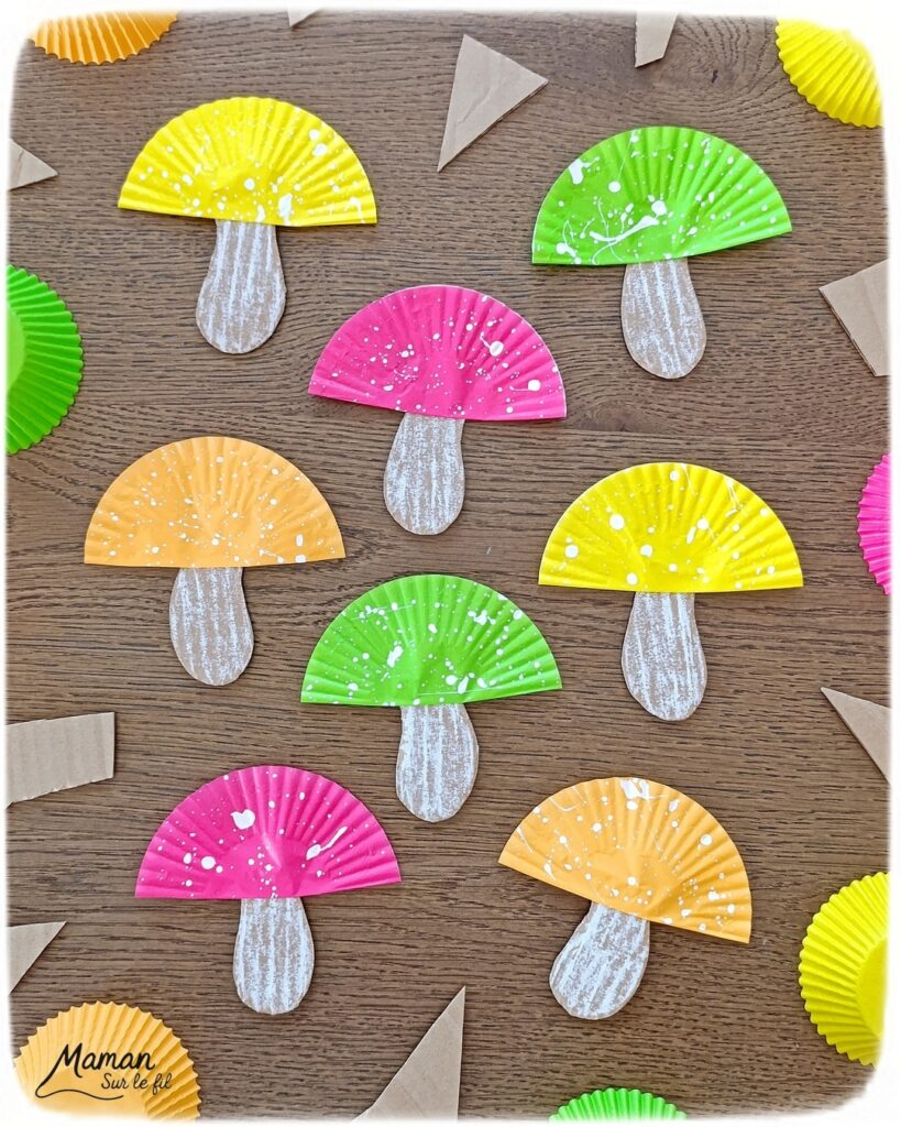 Fabriquer des champignons colorés avec des caissettes à cupcakes et du carton : activité créative, récup' et manuelle enfants - Recyclage, surcyclage de carton - Peinture blanche éclaboussée à la façon de Jackson Pollock pour les tâches du chapeau - Pastel à l'huile blanc frotté sur le carton pour le pied du champignon - - Couleurs automnales - Bricolage DIY facile et rapide - Thème automne, forêt, bois, champignons, aliments d'automne - Décoration DIY - Bricolage et décoration sympa et facile - Arts visuels maternelle et élémentaire - Cycles 1 et 2 - Créativité - tutoriel photos - mslf