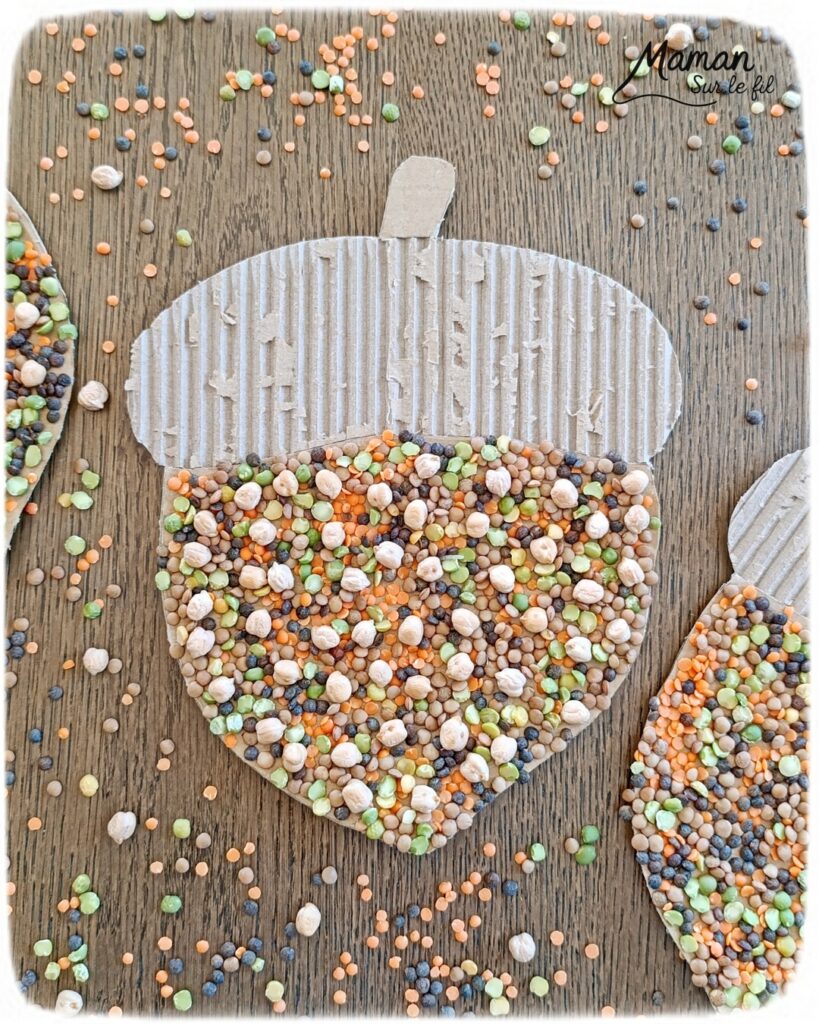 Fabriquer des glands en carton et en légumes secs : activité créative, récup' et manuelle enfants - Recyclage, surcyclage de carton ondulé et déchiré - Collage de légumes secs comme des lentilles (blondes, brunes, corail), des pois cassés, des pois chiche... - Couleurs automnales - Land art d'automne - Bricolage DIY facile et rapide - Thème automne, forêt, bois, chênes, légumes secs, graines, glands, aliments d'automne - Décoration DIY - Bricolage et décoration sympa et facile - Arts visuels maternelle et élémentaire - Cycles 1 et 2 - Créativité - tutoriel photos - mslf