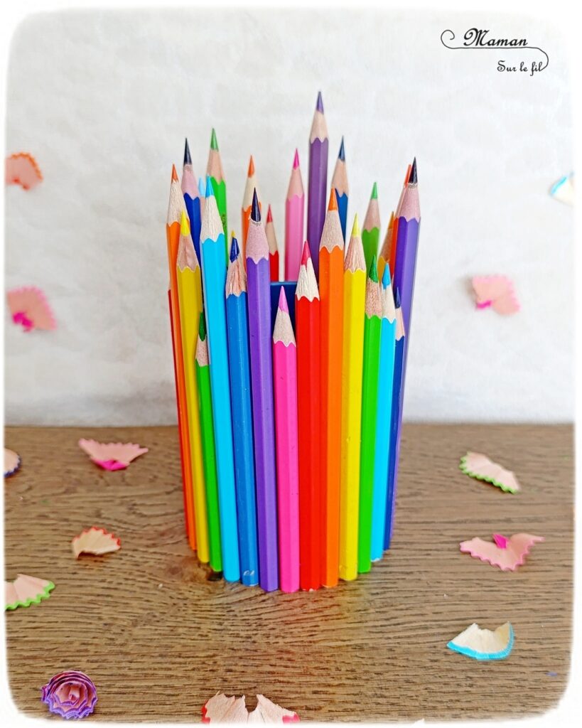 Fabriquer un pot à crayons avec des crayons aux couleurs de l'arc-en-ciel, pour la rentrée scolaire : activité créative, récup' et manuelle enfants - Récup', de vieux crayons de couleur arc-en-ciel et d'un vieux pot à crayons - Recyclage, récup', surcyclage - Collage - Bricolage DIY facile et rapide - Thème école, rentrée scolaire, matériel, crayons de couleur - Décoration DIY pour le bureau - Bricolage et décoration sympa et facile - Arts visuels maternelle et élémentaire - Cycles 1 et 2 - Créativité - tutoriel photos - mslf