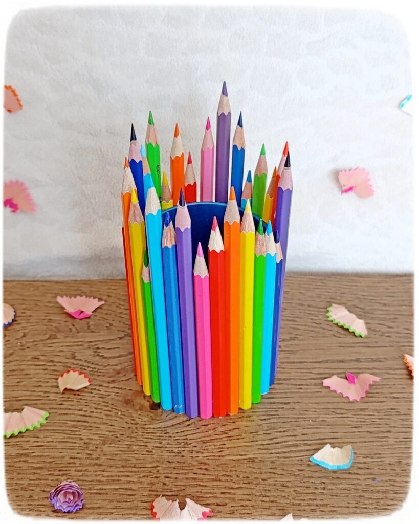 Fabriquer un pot à crayons avec des crayons aux couleurs de l'arc-en-ciel, pour la rentrée scolaire : activité créative, récup' et manuelle enfants - Récup', de vieux crayons de couleur arc-en-ciel et d'un vieux pot à crayons - Recyclage, récup', surcyclage - Collage - Bricolage DIY facile et rapide - Thème école, rentrée scolaire, matériel, crayons de couleur - Décoration DIY pour le bureau - Bricolage et décoration sympa et facile - Arts visuels maternelle et élémentaire - Cycles 1 et 2 - Créativité - tutoriel photos - mslf