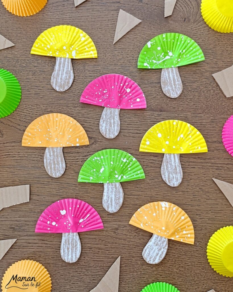 Fabriquer des champignons colorés avec des caissettes à cupcakes et du carton : activité créative, récup' et manuelle enfants - Recyclage, surcyclage de carton - Peinture blanche éclaboussée à la façon de Jackson Pollock pour les tâches du chapeau - Pastel à l'huile blanc frotté sur le carton pour le pied du champignon - - Couleurs automnales - Bricolage DIY facile et rapide - Thème automne, forêt, bois, champignons, aliments d'automne - Décoration DIY - Bricolage et décoration sympa et facile - Arts visuels maternelle et élémentaire - Cycles 1 et 2 - Créativité - tutoriel photos - mslf