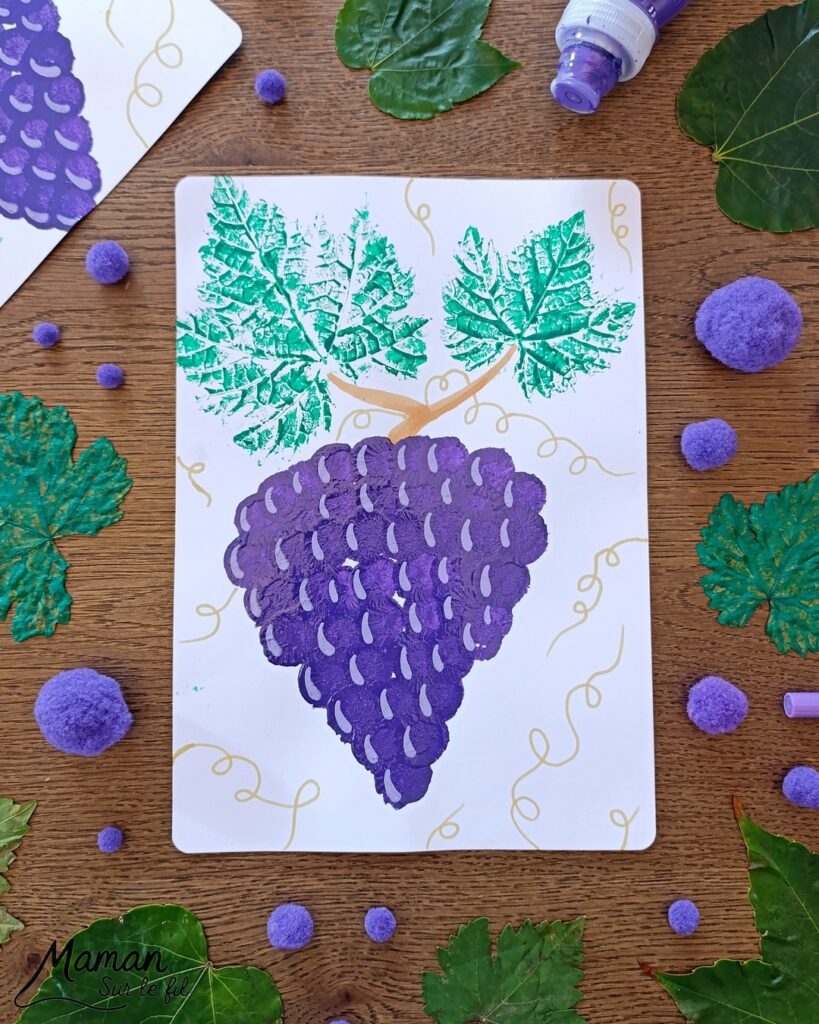 Peindre une grappe de raisin avec des empreintes de feuilles et des pompons : activité créative, peinture et manuelle enfants - Land art, art nature avec empreintes de feuilles de vigne - Dessin - Grains de raisin peints avec un pompon et une pince à linge - Dessin des reflets des grains et graphismes - Bricolage DIY facile et rapide - Thème automne, raisins, fruits et légumes, potager - Décoration DIY - Bricolage et décoration sympa et facile - Arts visuels maternelle et élémentaire - Cycles 1 et 2 - Créativité - tutoriel photos et vidéo - mslf
