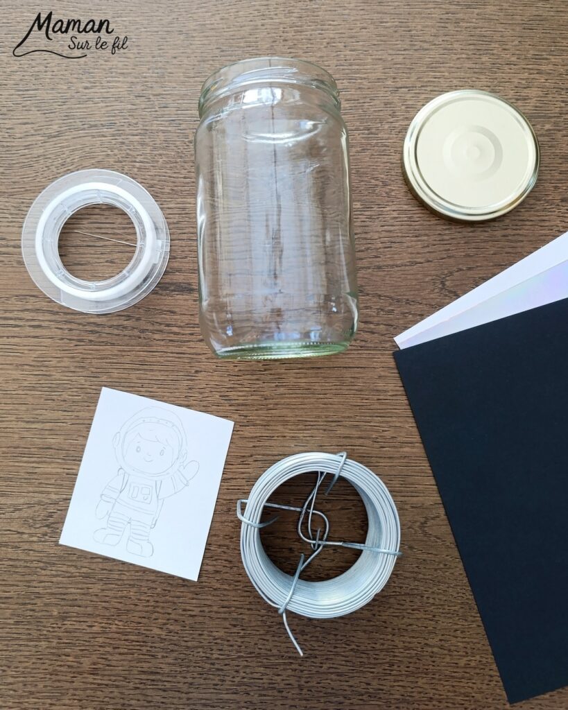 Fabriquer un petit astronaute qui flotte comme en apesanteur dans une ISS miniature : activité créative, récup' et manuelle enfants - Station Spatiale Internationale imaginée avec un bocal en verre surcyclé - Papier brillant et holographique, rouleau en carton, peinture - Dessin et coloriage pour le cosmonaute - Suspendu avec un fil invisible et du scotch - Bricolage et décoration DIY et facile - Bricolage Fait maison, décoration - Thème Nuit, Ciel, Espace, étoiles, fusées - Bricolage sympa et facile - Arts visuels Maternelle et cycle 2 - Maternelle et élémentaire - Créativité - Cycle 1 ou 2 - tutoriel photos et vidéo - mslf