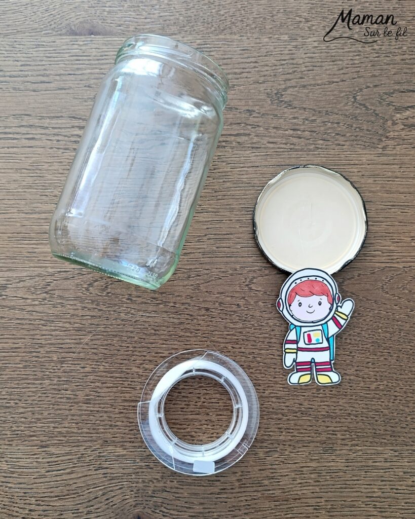 Fabriquer un petit astronaute qui flotte comme en apesanteur dans une ISS miniature : activité créative, récup' et manuelle enfants - Station Spatiale Internationale imaginée avec un bocal en verre surcyclé - Papier brillant et holographique, rouleau en carton, peinture - Dessin et coloriage pour le cosmonaute - Suspendu avec un fil invisible et du scotch - Bricolage et décoration DIY et facile - Bricolage Fait maison, décoration - Thème Nuit, Ciel, Espace, étoiles, fusées - Bricolage sympa et facile - Arts visuels Maternelle et cycle 2 - Maternelle et élémentaire - Créativité - Cycle 1 ou 2 - tutoriel photos et vidéo - mslf