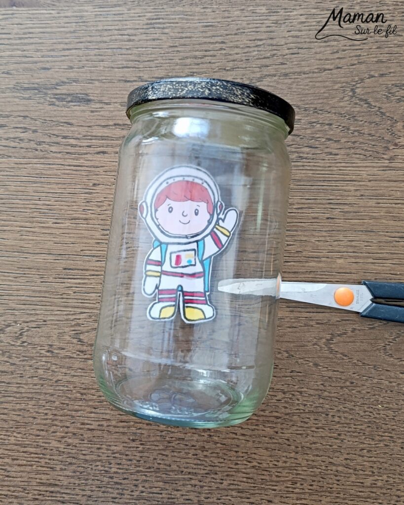 Fabriquer un petit astronaute qui flotte comme en apesanteur dans une ISS miniature : activité créative, récup' et manuelle enfants - Station Spatiale Internationale imaginée avec un bocal en verre surcyclé - Papier brillant et holographique, rouleau en carton, peinture - Dessin et coloriage pour le cosmonaute - Suspendu avec un fil invisible et du scotch - Bricolage et décoration DIY et facile - Bricolage Fait maison, décoration - Thème Nuit, Ciel, Espace, étoiles, fusées - Bricolage sympa et facile - Arts visuels Maternelle et cycle 2 - Maternelle et élémentaire - Créativité - Cycle 1 ou 2 - tutoriel photos et vidéo - mslf