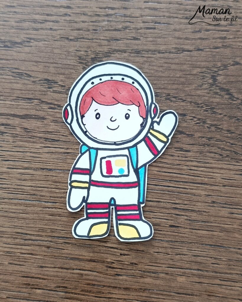 Fabriquer un petit astronaute qui flotte comme en apesanteur dans une ISS miniature : activité créative, récup' et manuelle enfants - Station Spatiale Internationale imaginée avec un bocal en verre surcyclé - Papier brillant et holographique, rouleau en carton, peinture - Dessin et coloriage pour le cosmonaute - Suspendu avec un fil invisible et du scotch - Bricolage et décoration DIY et facile - Bricolage Fait maison, décoration - Thème Nuit, Ciel, Espace, étoiles, fusées - Bricolage sympa et facile - Arts visuels Maternelle et cycle 2 - Maternelle et élémentaire - Créativité - Cycle 1 ou 2 - tutoriel photos et vidéo - mslf