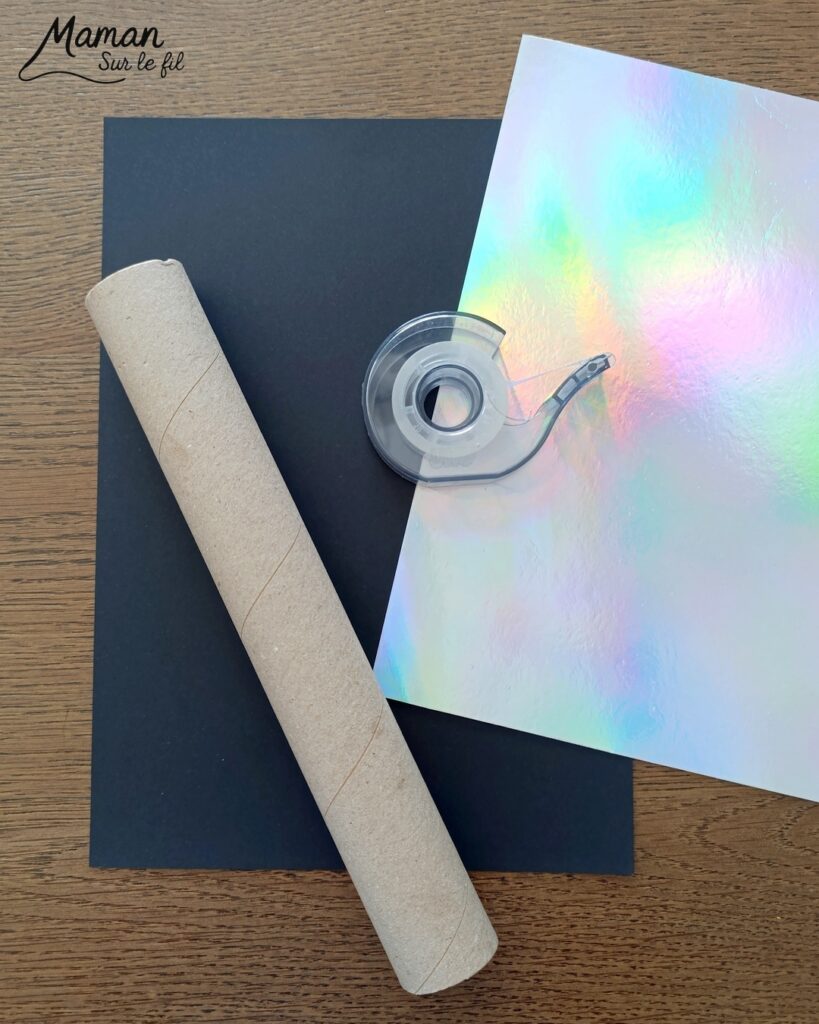 Fabriquer un petit astronaute qui flotte comme en apesanteur dans une ISS miniature : activité créative, récup' et manuelle enfants - Station Spatiale Internationale imaginée avec un bocal en verre surcyclé - Papier brillant et holographique, rouleau en carton, peinture - Dessin et coloriage pour le cosmonaute - Suspendu avec un fil invisible et du scotch - Bricolage et décoration DIY et facile - Bricolage Fait maison, décoration - Thème Nuit, Ciel, Espace, étoiles, fusées - Bricolage sympa et facile - Arts visuels Maternelle et cycle 2 - Maternelle et élémentaire - Créativité - Cycle 1 ou 2 - tutoriel photos et vidéo - mslf