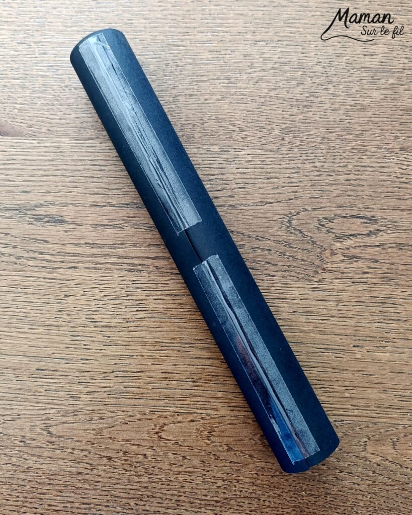 Fabriquer un petit astronaute qui flotte comme en apesanteur dans une ISS miniature : activité créative, récup' et manuelle enfants - Station Spatiale Internationale imaginée avec un bocal en verre surcyclé - Papier brillant et holographique, rouleau en carton, peinture - Dessin et coloriage pour le cosmonaute - Suspendu avec un fil invisible et du scotch - Bricolage et décoration DIY et facile - Bricolage Fait maison, décoration - Thème Nuit, Ciel, Espace, étoiles, fusées - Bricolage sympa et facile - Arts visuels Maternelle et cycle 2 - Maternelle et élémentaire - Créativité - Cycle 1 ou 2 - tutoriel photos et vidéo - mslf