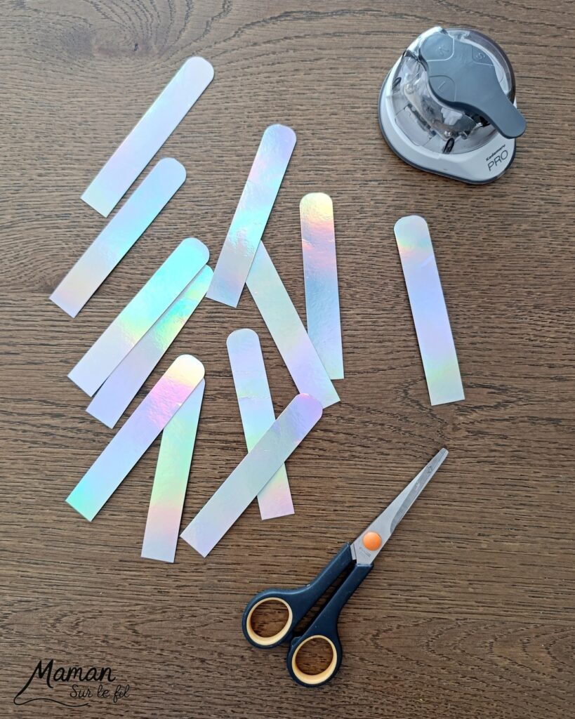 Fabriquer un petit astronaute qui flotte comme en apesanteur dans une ISS miniature : activité créative, récup' et manuelle enfants - Station Spatiale Internationale imaginée avec un bocal en verre surcyclé - Papier brillant et holographique, rouleau en carton, peinture - Dessin et coloriage pour le cosmonaute - Suspendu avec un fil invisible et du scotch - Bricolage et décoration DIY et facile - Bricolage Fait maison, décoration - Thème Nuit, Ciel, Espace, étoiles, fusées - Bricolage sympa et facile - Arts visuels Maternelle et cycle 2 - Maternelle et élémentaire - Créativité - Cycle 1 ou 2 - tutoriel photos et vidéo - mslf