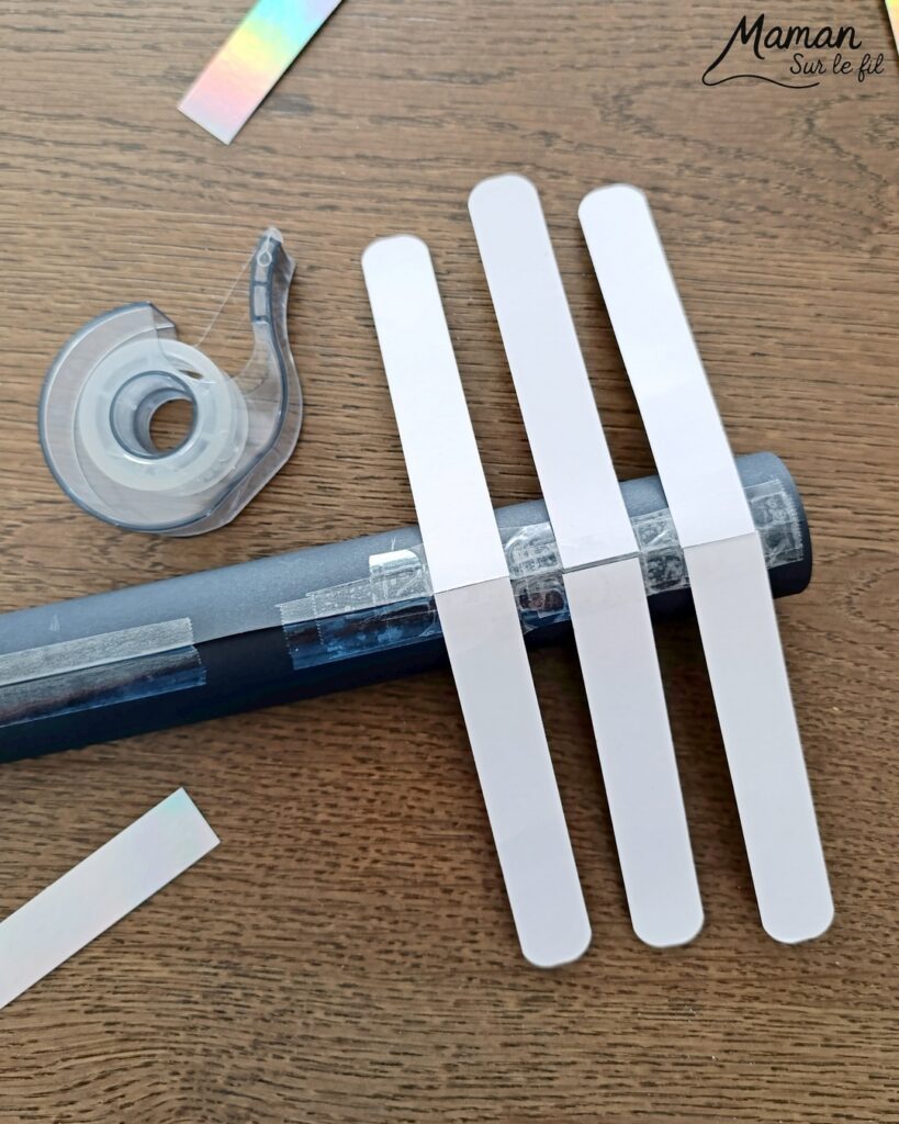 Fabriquer un petit astronaute qui flotte comme en apesanteur dans une ISS miniature : activité créative, récup' et manuelle enfants - Station Spatiale Internationale imaginée avec un bocal en verre surcyclé - Papier brillant et holographique, rouleau en carton, peinture - Dessin et coloriage pour le cosmonaute - Suspendu avec un fil invisible et du scotch - Bricolage et décoration DIY et facile - Bricolage Fait maison, décoration - Thème Nuit, Ciel, Espace, étoiles, fusées - Bricolage sympa et facile - Arts visuels Maternelle et cycle 2 - Maternelle et élémentaire - Créativité - Cycle 1 ou 2 - tutoriel photos et vidéo - mslf