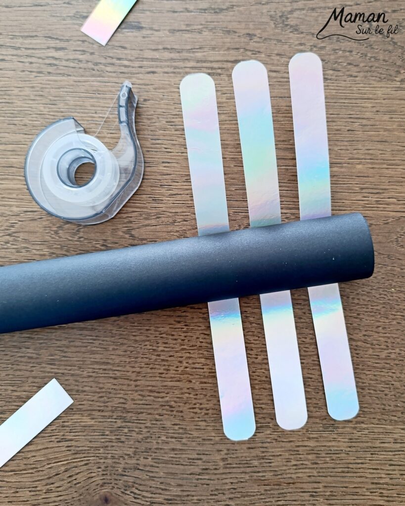 Fabriquer un petit astronaute qui flotte comme en apesanteur dans une ISS miniature : activité créative, récup' et manuelle enfants - Station Spatiale Internationale imaginée avec un bocal en verre surcyclé - Papier brillant et holographique, rouleau en carton, peinture - Dessin et coloriage pour le cosmonaute - Suspendu avec un fil invisible et du scotch - Bricolage et décoration DIY et facile - Bricolage Fait maison, décoration - Thème Nuit, Ciel, Espace, étoiles, fusées - Bricolage sympa et facile - Arts visuels Maternelle et cycle 2 - Maternelle et élémentaire - Créativité - Cycle 1 ou 2 - tutoriel photos et vidéo - mslf