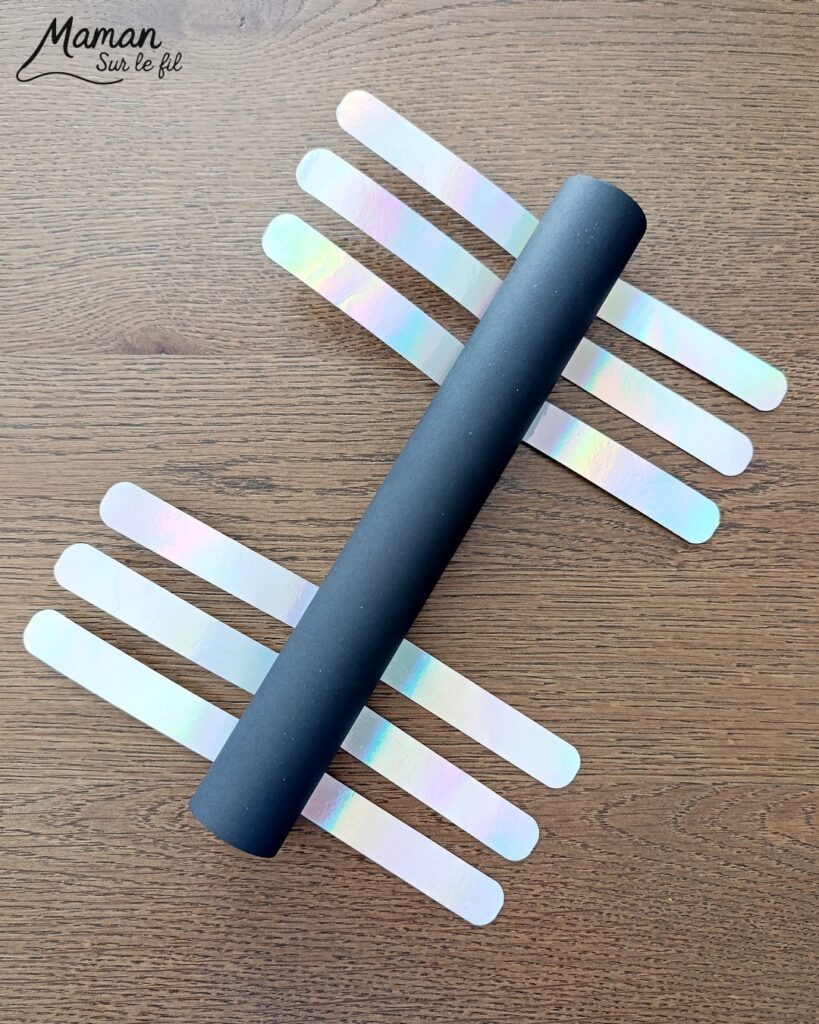 Fabriquer un petit astronaute qui flotte comme en apesanteur dans une ISS miniature : activité créative, récup' et manuelle enfants - Station Spatiale Internationale imaginée avec un bocal en verre surcyclé - Papier brillant et holographique, rouleau en carton, peinture - Dessin et coloriage pour le cosmonaute - Suspendu avec un fil invisible et du scotch - Bricolage et décoration DIY et facile - Bricolage Fait maison, décoration - Thème Nuit, Ciel, Espace, étoiles, fusées - Bricolage sympa et facile - Arts visuels Maternelle et cycle 2 - Maternelle et élémentaire - Créativité - Cycle 1 ou 2 - tutoriel photos et vidéo - mslf