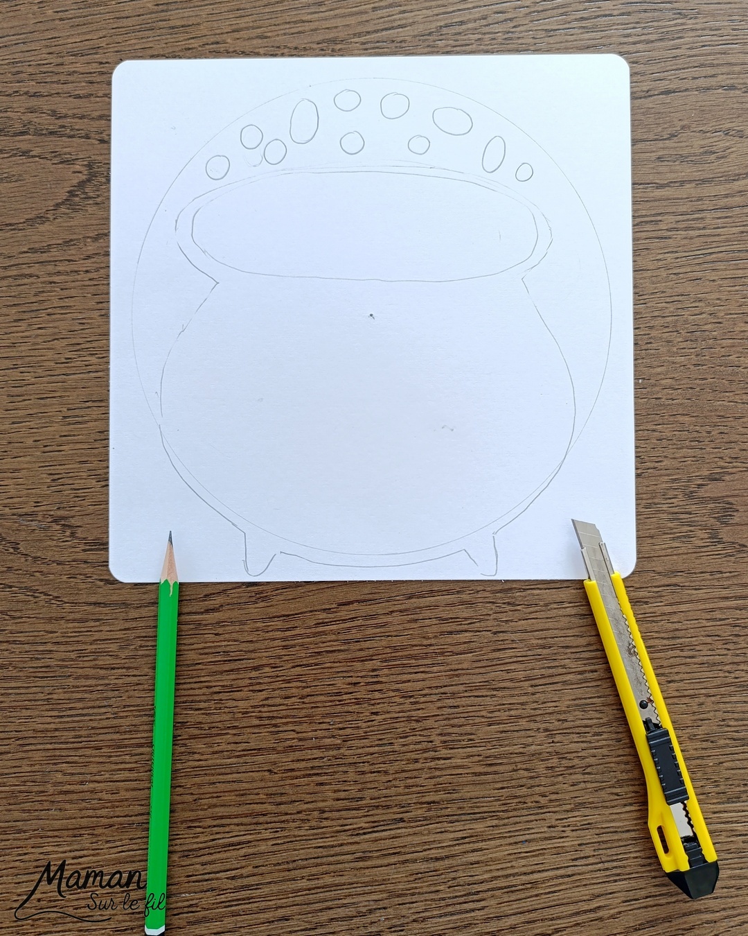 Créer un chaudron et sa potion qui change de couleurs : activité créative, peinture et manuelle enfants - Marmite ou chaudron de sorcière - Changement de couleurs avec système de roue qui tourne - Technique encre et gros sel pour effet Bulles - Gel pailleté et paillettes - Découpage, dessin, coloriage - attache parisienne - Bricolage et décoration DIY et facile - Bricolage Fait maison, décoration - Thème Halloween, potion, sorcière, peur - Bricolage sympa et facile - Arts visuels Maternelle et cycle 2 - Maternelle et élémentaire - Créativité - Cycle 1 ou 2 - tutoriel photos et vidéo - mslf