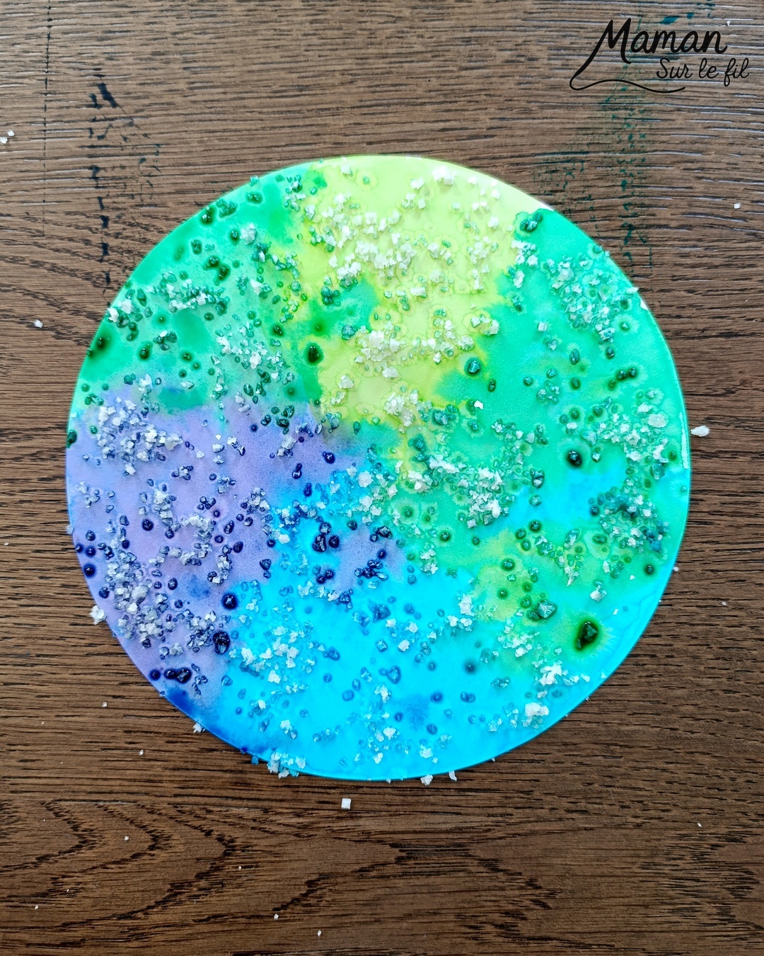 Créer un chaudron et sa potion qui change de couleurs : activité créative, peinture et manuelle enfants - Marmite ou chaudron de sorcière - Changement de couleurs avec système de roue qui tourne - Technique encre et gros sel pour effet Bulles - Gel pailleté et paillettes - Découpage, dessin, coloriage - attache parisienne - Bricolage et décoration DIY et facile - Bricolage Fait maison, décoration - Thème Halloween, potion, sorcière, peur - Bricolage sympa et facile - Arts visuels Maternelle et cycle 2 - Maternelle et élémentaire - Créativité - Cycle 1 ou 2 - tutoriel photos et vidéo - mslf