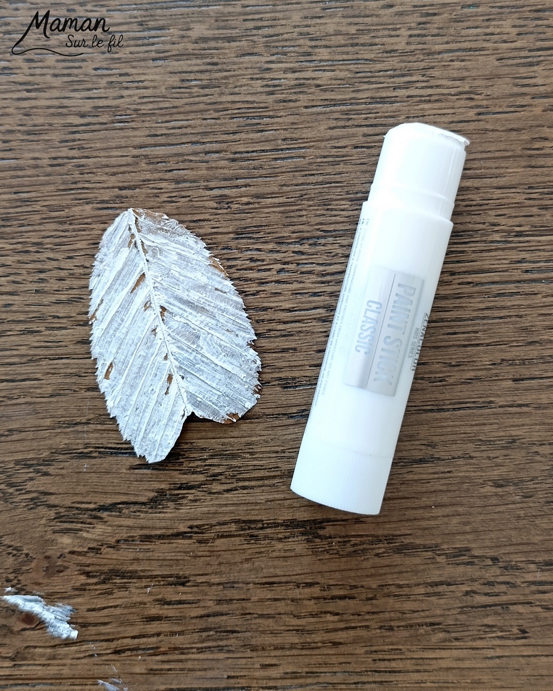 Peindre des fantômes en empreintes de feuilles : activité créative, peinture et manuelle enfants - Utilisation des feuilles mortes d'automne - Les peindre avec de la gouache en stick et utiliser les empreintes - Land art et nature - Gommettes Yeux et dessin - Bricolage et décoration DIY et facile - Bricolage Fait maison, décoration - Thème Halloween, nuit, peur, fantômes - Bricolage sympa et facile - Arts visuels Maternelle et cycle 2 - Maternelle et élémentaire - Créativité - Cycle 1 ou 2 - tutoriel photos et vidéo - mslf