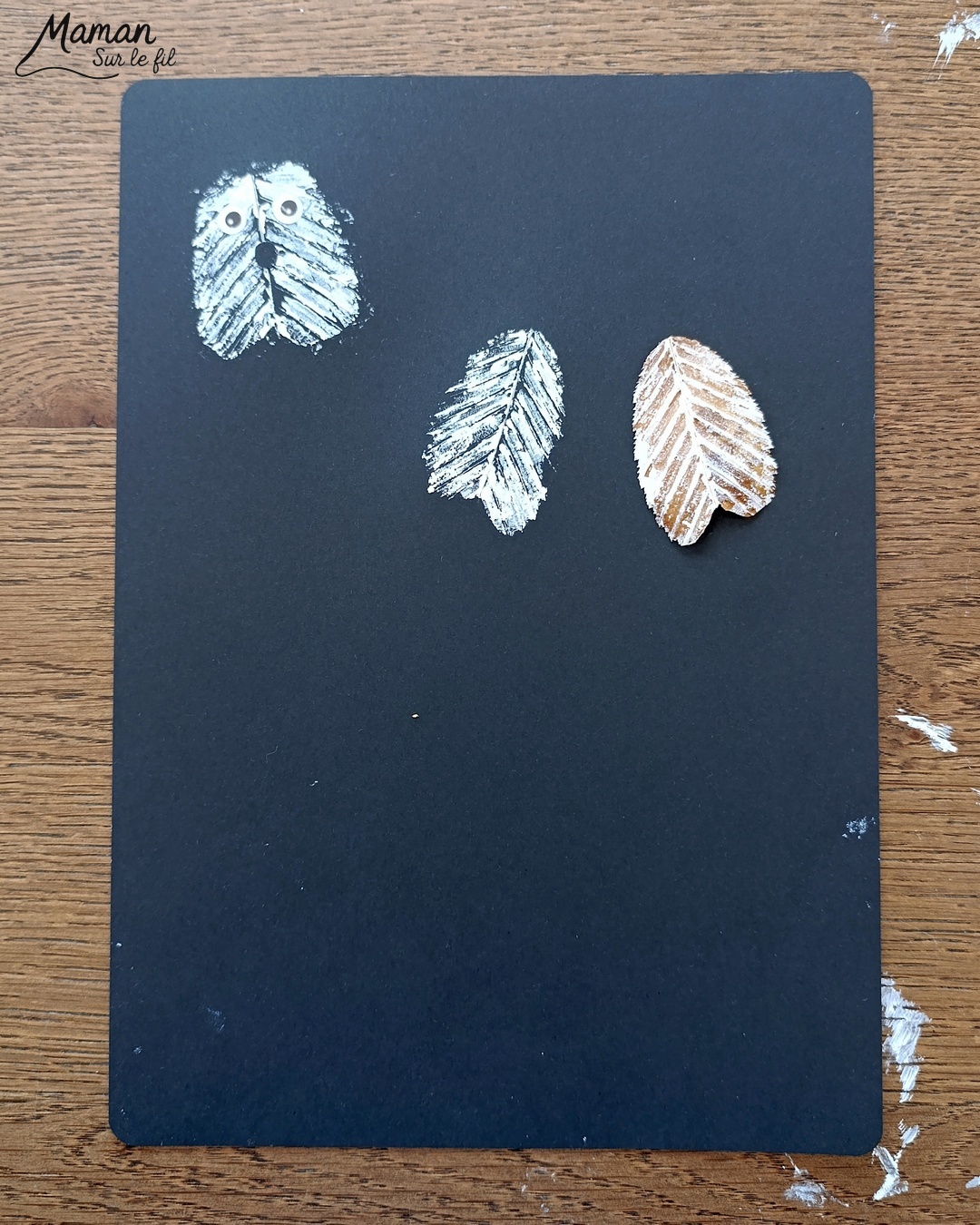 Peindre des fantômes en empreintes de feuilles : activité créative, peinture et manuelle enfants - Utilisation des feuilles mortes d'automne - Les peindre avec de la gouache en stick et utiliser les empreintes - Land art et nature - Gommettes Yeux et dessin - Bricolage et décoration DIY et facile - Bricolage Fait maison, décoration - Thème Halloween, nuit, peur, fantômes - Bricolage sympa et facile - Arts visuels Maternelle et cycle 2 - Maternelle et élémentaire - Créativité - Cycle 1 ou 2 - tutoriel photos et vidéo - mslf