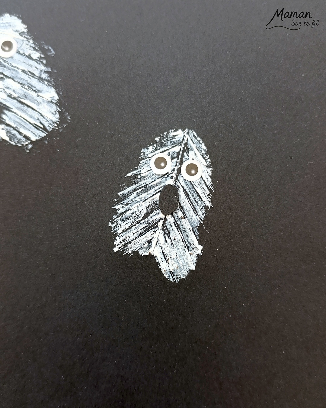 Peindre des fantômes en empreintes de feuilles : activité créative, peinture et manuelle enfants - Utilisation des feuilles mortes d'automne - Les peindre avec de la gouache en stick et utiliser les empreintes - Land art et nature - Gommettes Yeux et dessin - Bricolage et décoration DIY et facile - Bricolage Fait maison, décoration - Thème Halloween, nuit, peur, fantômes - Bricolage sympa et facile - Arts visuels Maternelle et cycle 2 - Maternelle et élémentaire - Créativité - Cycle 1 ou 2 - tutoriel photos et vidéo - mslf