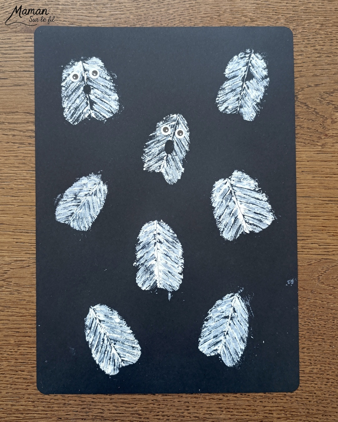 Peindre des fantômes en empreintes de feuilles : activité créative, peinture et manuelle enfants - Utilisation des feuilles mortes d'automne - Les peindre avec de la gouache en stick et utiliser les empreintes - Land art et nature - Gommettes Yeux et dessin - Bricolage et décoration DIY et facile - Bricolage Fait maison, décoration - Thème Halloween, nuit, peur, fantômes - Bricolage sympa et facile - Arts visuels Maternelle et cycle 2 - Maternelle et élémentaire - Créativité - Cycle 1 ou 2 - tutoriel photos et vidéo - mslf
