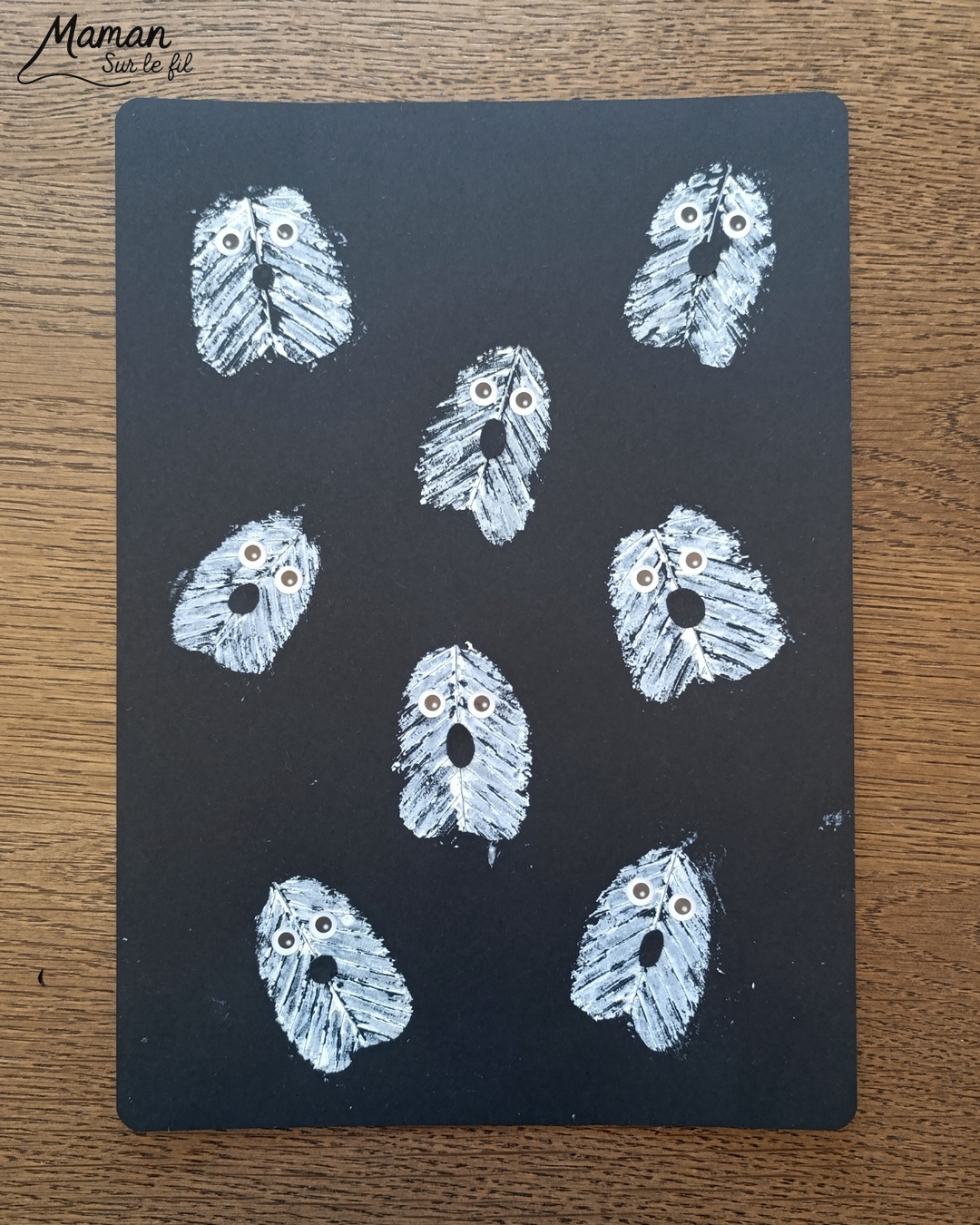 Peindre des fantômes en empreintes de feuilles : activité créative, peinture et manuelle enfants - Utilisation des feuilles mortes d'automne - Les peindre avec de la gouache en stick et utiliser les empreintes - Land art et nature - Gommettes Yeux et dessin - Bricolage et décoration DIY et facile - Bricolage Fait maison, décoration - Thème Halloween, nuit, peur, fantômes - Bricolage sympa et facile - Arts visuels Maternelle et cycle 2 - Maternelle et élémentaire - Créativité - Cycle 1 ou 2 - tutoriel photos et vidéo - mslf