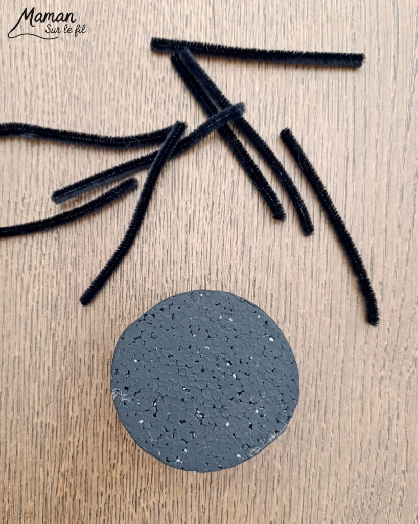 Fabriquer une araignée mimi pour Halloween : activité créative et manuelle enfants - Le tutoriel et le matériel créatif vient de chez 10 Doigts - Peinture, Polystyrène, Fils chenille, Gros yeux et Noeud - Rondin de bois et gommettes - Bricolage et décoration DIY - Bricolage Fait maison, décoration - Kit tout compris - Thème Halloween, araignées, insectes et autres petites bêtes, animaux de la forêt, bois - Bricolage sympa et facile - Arts visuels Maternelle et cycle 2 - Maternelle et élémentaire - Créativité - Cycle 1 ou 2 - tutoriel photos - mslf