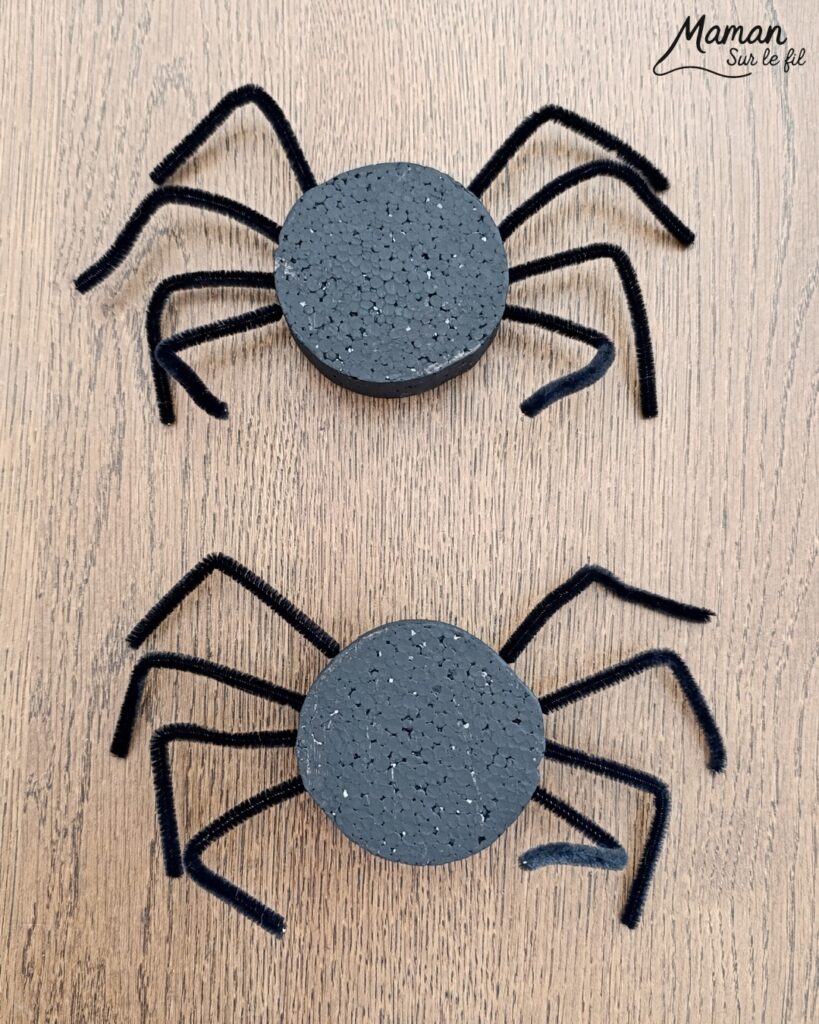 Fabriquer une araignée mimi pour Halloween : activité créative et manuelle enfants - Le tutoriel et le matériel créatif vient de chez 10 Doigts - Peinture, Polystyrène, Fils chenille, Gros yeux et Noeud - Rondin de bois et gommettes - Bricolage et décoration DIY - Bricolage Fait maison, décoration - Kit tout compris - Thème Halloween, araignées, insectes et autres petites bêtes, animaux de la forêt, bois - Bricolage sympa et facile - Arts visuels Maternelle et cycle 2 - Maternelle et élémentaire - Créativité - Cycle 1 ou 2 - tutoriel photos - mslf