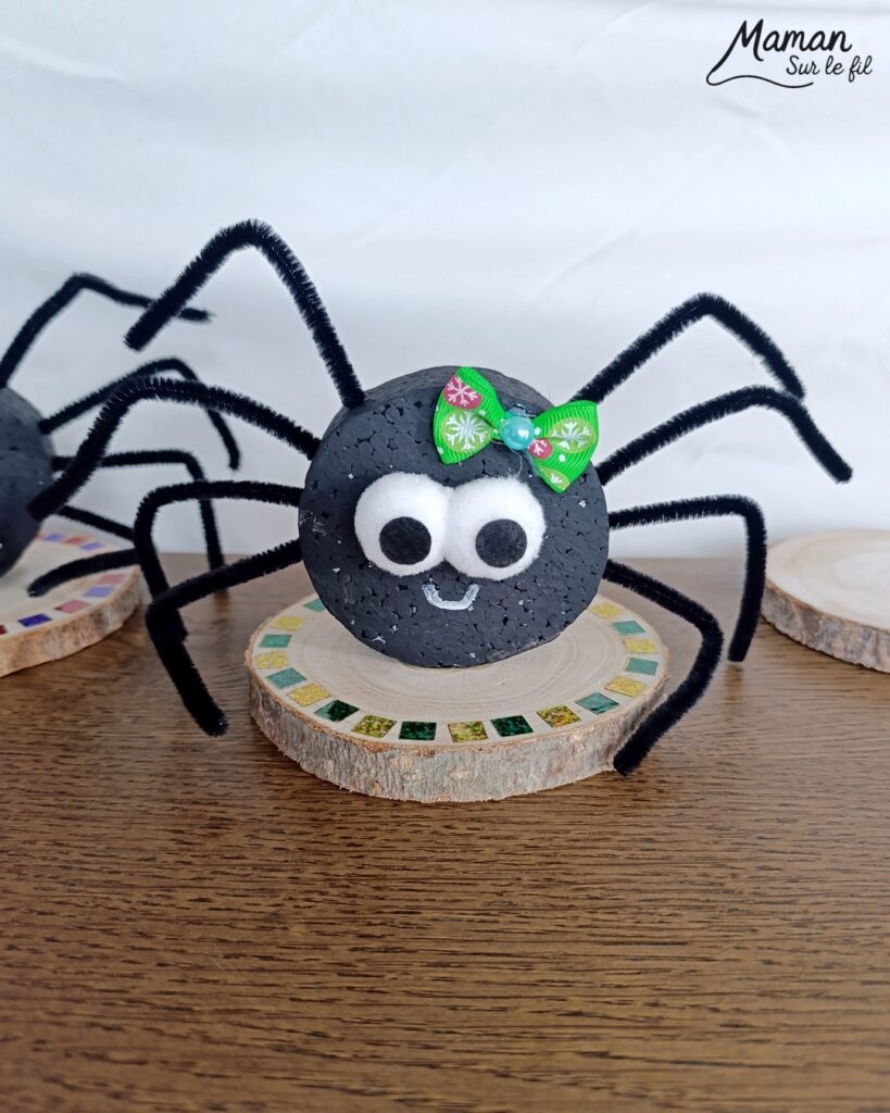 Fabriquer une araignée mimi pour Halloween : activité créative et manuelle enfants - Le tutoriel et le matériel créatif vient de chez 10 Doigts - Peinture, Polystyrène, Fils chenille, Gros yeux et Noeud - Rondin de bois et gommettes - Bricolage et décoration DIY - Bricolage Fait maison, décoration - Kit tout compris - Thème Halloween, araignées, insectes et autres petites bêtes, animaux de la forêt, bois - Bricolage sympa et facile - Arts visuels Maternelle et cycle 2 - Maternelle et élémentaire - Créativité - Cycle 1 ou 2 - tutoriel photos - mslf