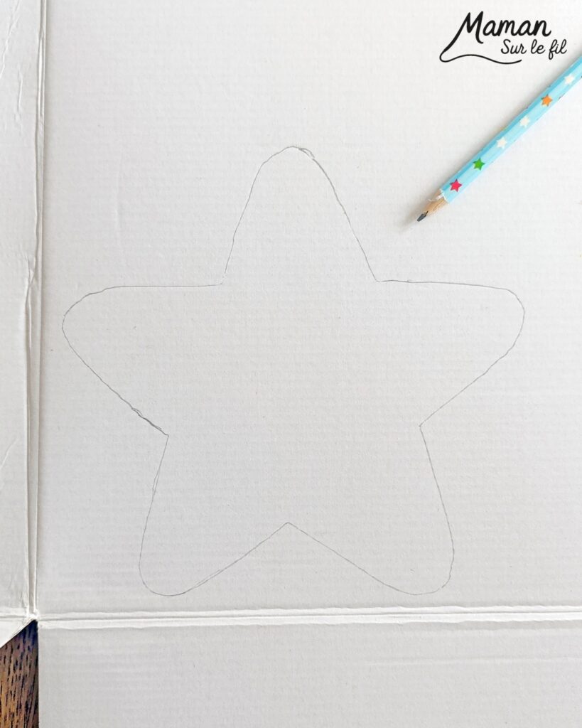 Fabriquer une jolie étoile à broder : activité créative, récup' et manuelle enfants - Recyclage, surcylage de carton et de pailles - Peinture à la gouache en stick - Visage Kawaii aux marqueurs Peinture - Aiguille en plastique et fil ou laine à passer dans les morceaux de paille pour travailler la précision, la motricité fine et la coordination oeil main - Atelier à refaire à volonté ou à garder en décoration - Bricolage et décoration DIY et facile - Bricolage Fait maison, décoration - Thème Nuit, Ciel, Espace, étoiles - Bricolage sympa et facile - Arts visuels Maternelle et cycle 2 - Maternelle et élémentaire - Créativité - Cycle 1 ou 2 - tutoriel photos - mslf