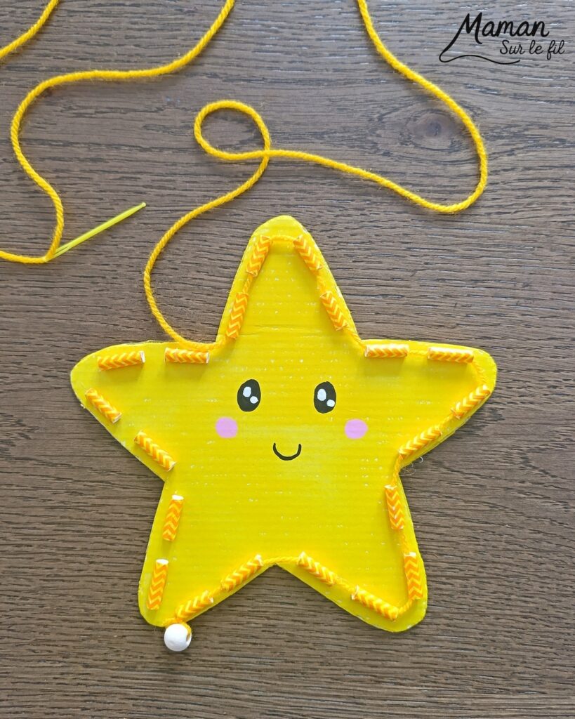 Fabriquer une jolie étoile à broder : activité créative, récup' et manuelle enfants - Recyclage, surcylage de carton et de pailles - Peinture à la gouache en stick - Visage Kawaii aux marqueurs Peinture - Aiguille en plastique et fil ou laine à passer dans les morceaux de paille pour travailler la précision, la motricité fine et la coordination oeil main - Atelier à refaire à volonté ou à garder en décoration - Bricolage et décoration DIY et facile - Bricolage Fait maison, décoration - Thème Nuit, Ciel, Espace, étoiles - Bricolage sympa et facile - Arts visuels Maternelle et cycle 2 - Maternelle et élémentaire - Créativité - Cycle 1 ou 2 - tutoriel photos - mslf