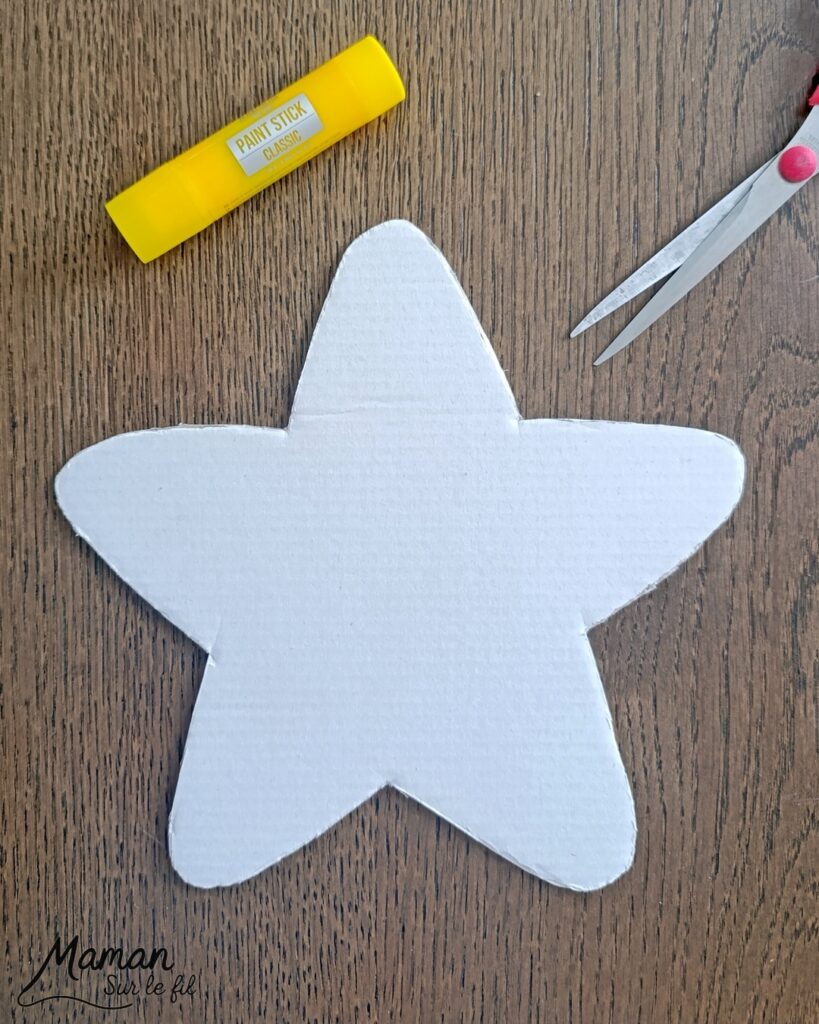Fabriquer une jolie étoile à broder : activité créative, récup' et manuelle enfants - Recyclage, surcylage de carton et de pailles - Peinture à la gouache en stick - Visage Kawaii aux marqueurs Peinture - Aiguille en plastique et fil ou laine à passer dans les morceaux de paille pour travailler la précision, la motricité fine et la coordination oeil main - Atelier à refaire à volonté ou à garder en décoration - Bricolage et décoration DIY et facile - Bricolage Fait maison, décoration - Thème Nuit, Ciel, Espace, étoiles - Bricolage sympa et facile - Arts visuels Maternelle et cycle 2 - Maternelle et élémentaire - Créativité - Cycle 1 ou 2 - tutoriel photos - mslf
