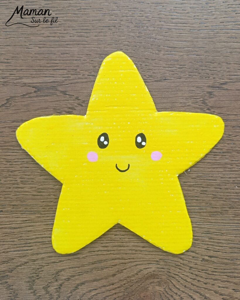 Fabriquer une jolie étoile à broder : activité créative, récup' et manuelle enfants - Recyclage, surcylage de carton et de pailles - Peinture à la gouache en stick - Visage Kawaii aux marqueurs Peinture - Aiguille en plastique et fil ou laine à passer dans les morceaux de paille pour travailler la précision, la motricité fine et la coordination oeil main - Atelier à refaire à volonté ou à garder en décoration - Bricolage et décoration DIY et facile - Bricolage Fait maison, décoration - Thème Nuit, Ciel, Espace, étoiles - Bricolage sympa et facile - Arts visuels Maternelle et cycle 2 - Maternelle et élémentaire - Créativité - Cycle 1 ou 2 - tutoriel photos - mslf