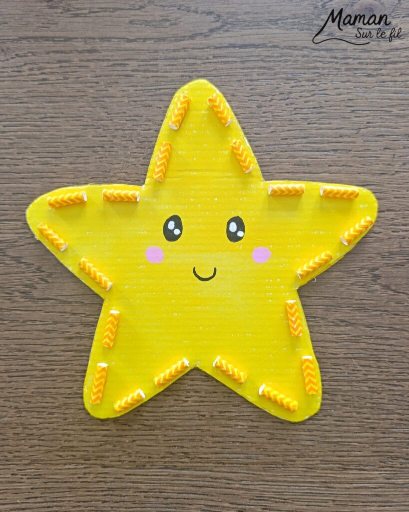 Fabriquer une jolie étoile à broder : activité créative, récup' et manuelle enfants - Recyclage, surcylage de carton et de pailles - Peinture à la gouache en stick - Visage Kawaii aux marqueurs Peinture - Aiguille en plastique et fil ou laine à passer dans les morceaux de paille pour travailler la précision, la motricité fine et la coordination oeil main - Atelier à refaire à volonté ou à garder en décoration - Bricolage et décoration DIY et facile - Bricolage Fait maison, décoration - Thème Nuit, Ciel, Espace, étoiles - Bricolage sympa et facile - Arts visuels Maternelle et cycle 2 - Maternelle et élémentaire - Créativité - Cycle 1 ou 2 - tutoriel photos - mslf
