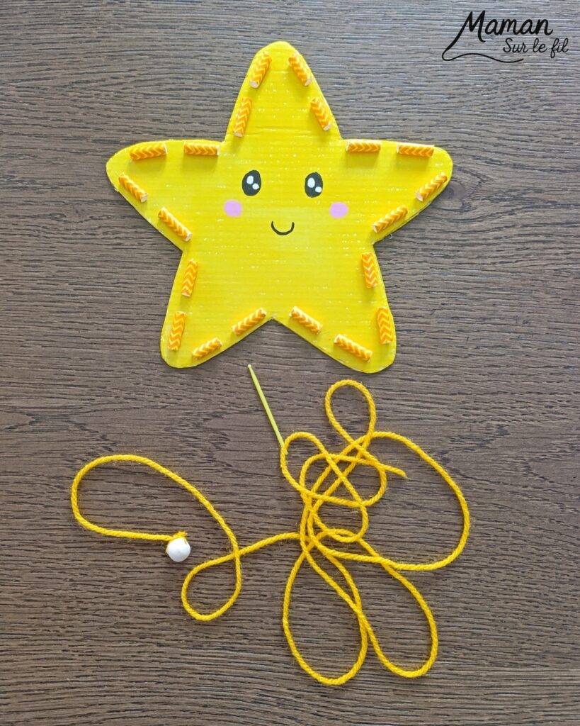 Fabriquer une jolie étoile à broder : activité créative, récup' et manuelle enfants - Recyclage, surcylage de carton et de pailles - Peinture à la gouache en stick - Visage Kawaii aux marqueurs Peinture - Aiguille en plastique et fil ou laine à passer dans les morceaux de paille pour travailler la précision, la motricité fine et la coordination oeil main - Atelier à refaire à volonté ou à garder en décoration - Bricolage et décoration DIY et facile - Bricolage Fait maison, décoration - Thème Nuit, Ciel, Espace, étoiles - Bricolage sympa et facile - Arts visuels Maternelle et cycle 2 - Maternelle et élémentaire - Créativité - Cycle 1 ou 2 - tutoriel photos - mslf