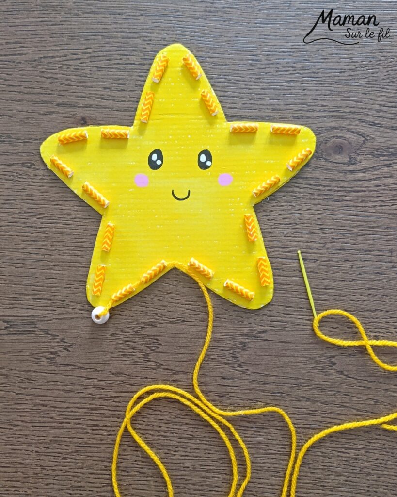 Fabriquer une jolie étoile à broder : activité créative, récup' et manuelle enfants - Recyclage, surcylage de carton et de pailles - Peinture à la gouache en stick - Visage Kawaii aux marqueurs Peinture - Aiguille en plastique et fil ou laine à passer dans les morceaux de paille pour travailler la précision, la motricité fine et la coordination oeil main - Atelier à refaire à volonté ou à garder en décoration - Bricolage et décoration DIY et facile - Bricolage Fait maison, décoration - Thème Nuit, Ciel, Espace, étoiles - Bricolage sympa et facile - Arts visuels Maternelle et cycle 2 - Maternelle et élémentaire - Créativité - Cycle 1 ou 2 - tutoriel photos - mslf
